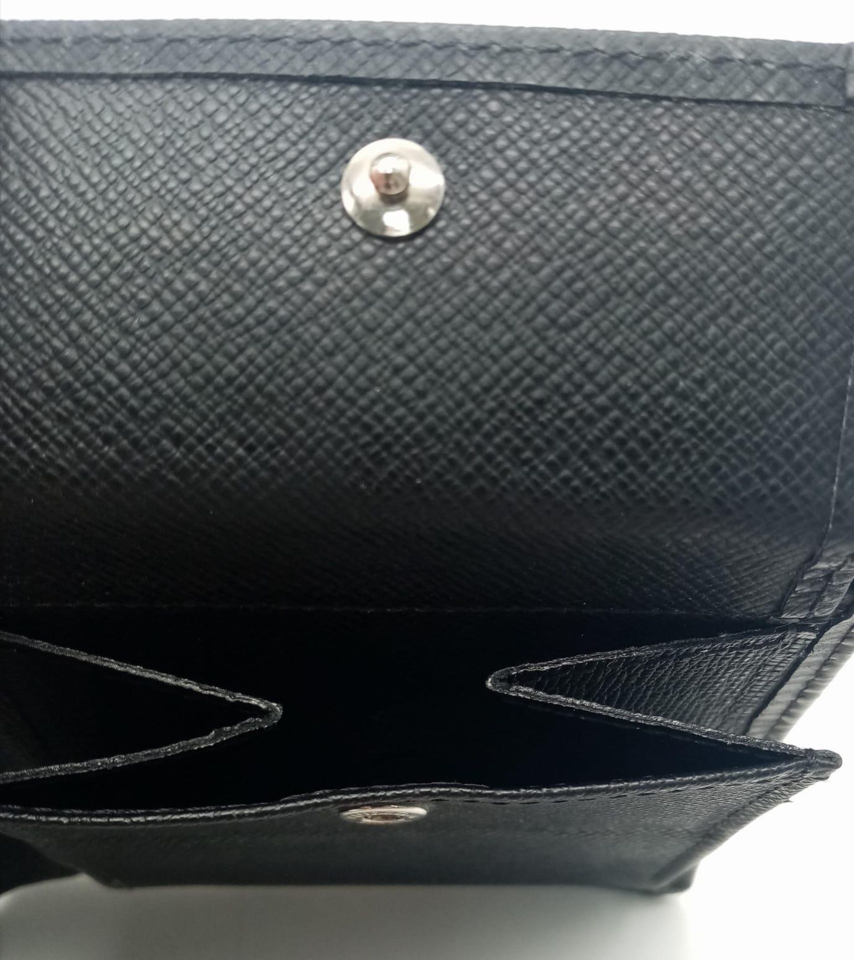 A Louis Vuitton black cowhide leather wallet. Engraved with initials SRD. Size approx. 11x11cm. - Bild 3 aus 5