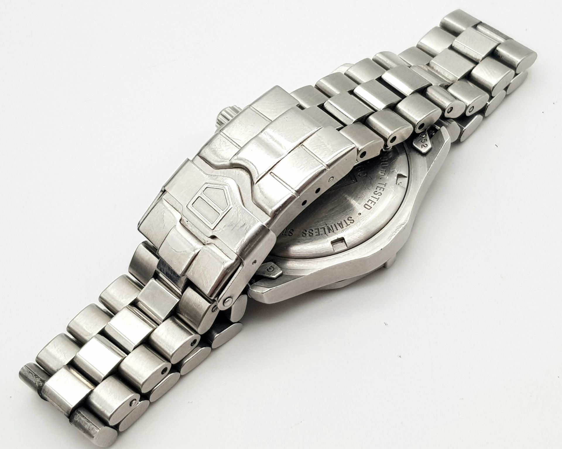 A TAG-HEUER LADIES PROFESSIONAL STAINLESS STEEL WATCH WITH AMAZING NAVY BLUE DIAL . 32mm COMES IN - Image 5 of 7