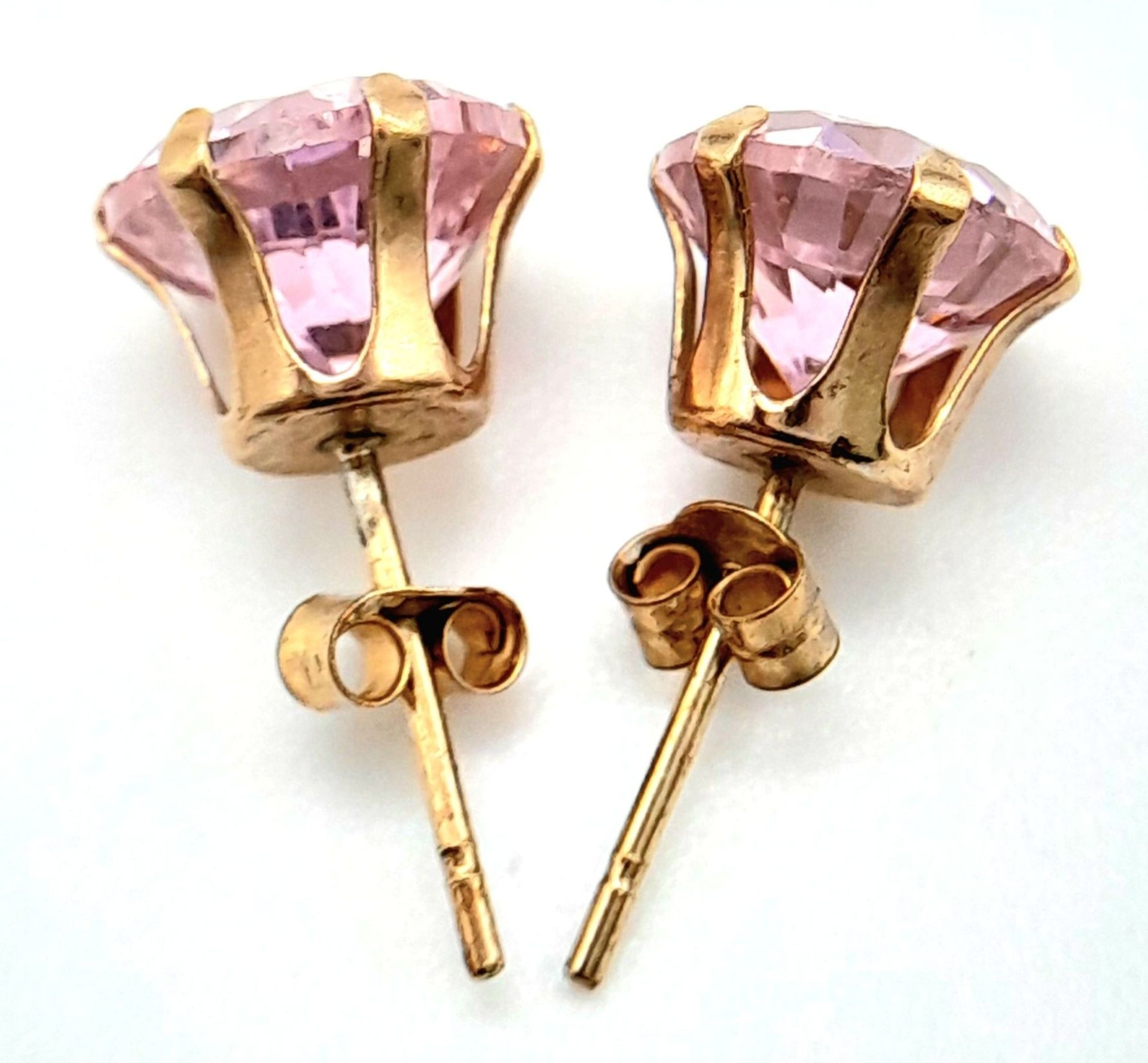 A 9 K yellow gold stud earrings with pink stones, weight: 1.4 g. - Image 4 of 5