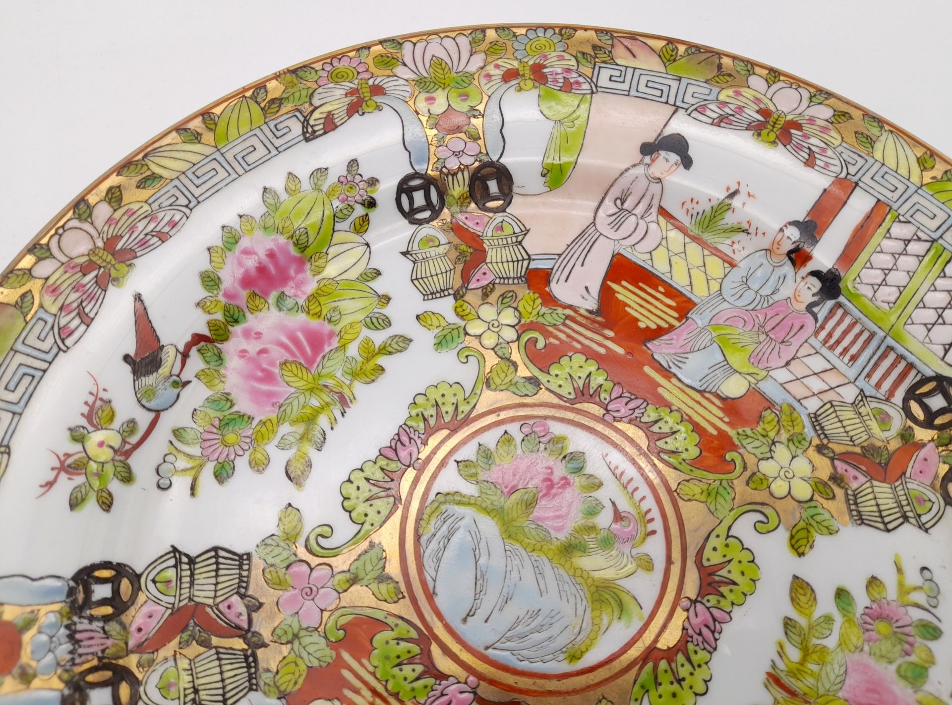 A Decorative Chinese Famille Rose Ceramic Plate. Court scene decoration. 26cm diameter. - Bild 2 aus 6