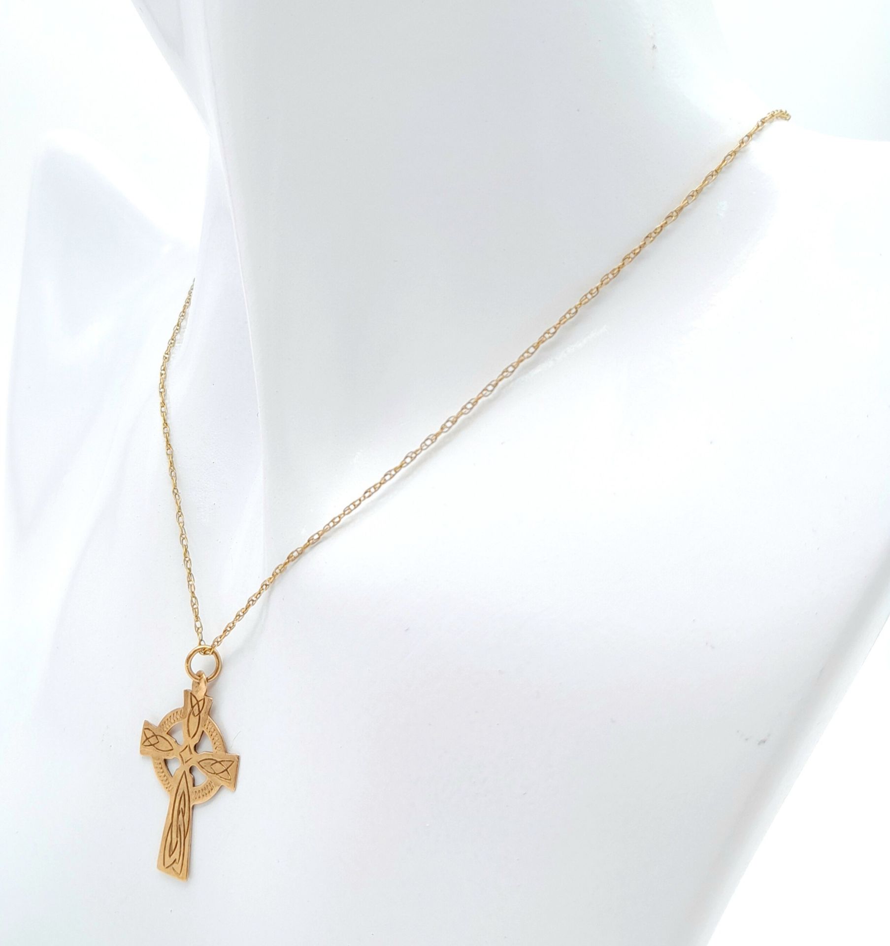 A 9 K yellow chain necklace with a Celtic cross pendant. Chain length: 46 cm, weight: 1.7 g. - Image 2 of 5