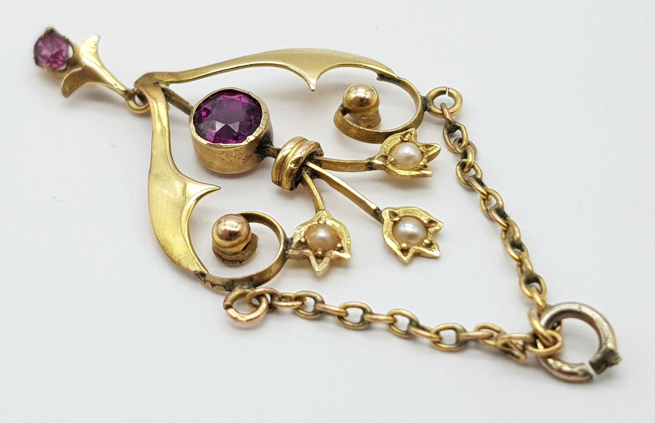 An Antique 9K Yellow Gold Amethyst and Seed Pearl Pendant. Beautiful floral design. 5cm. 1.8g - Image 4 of 5