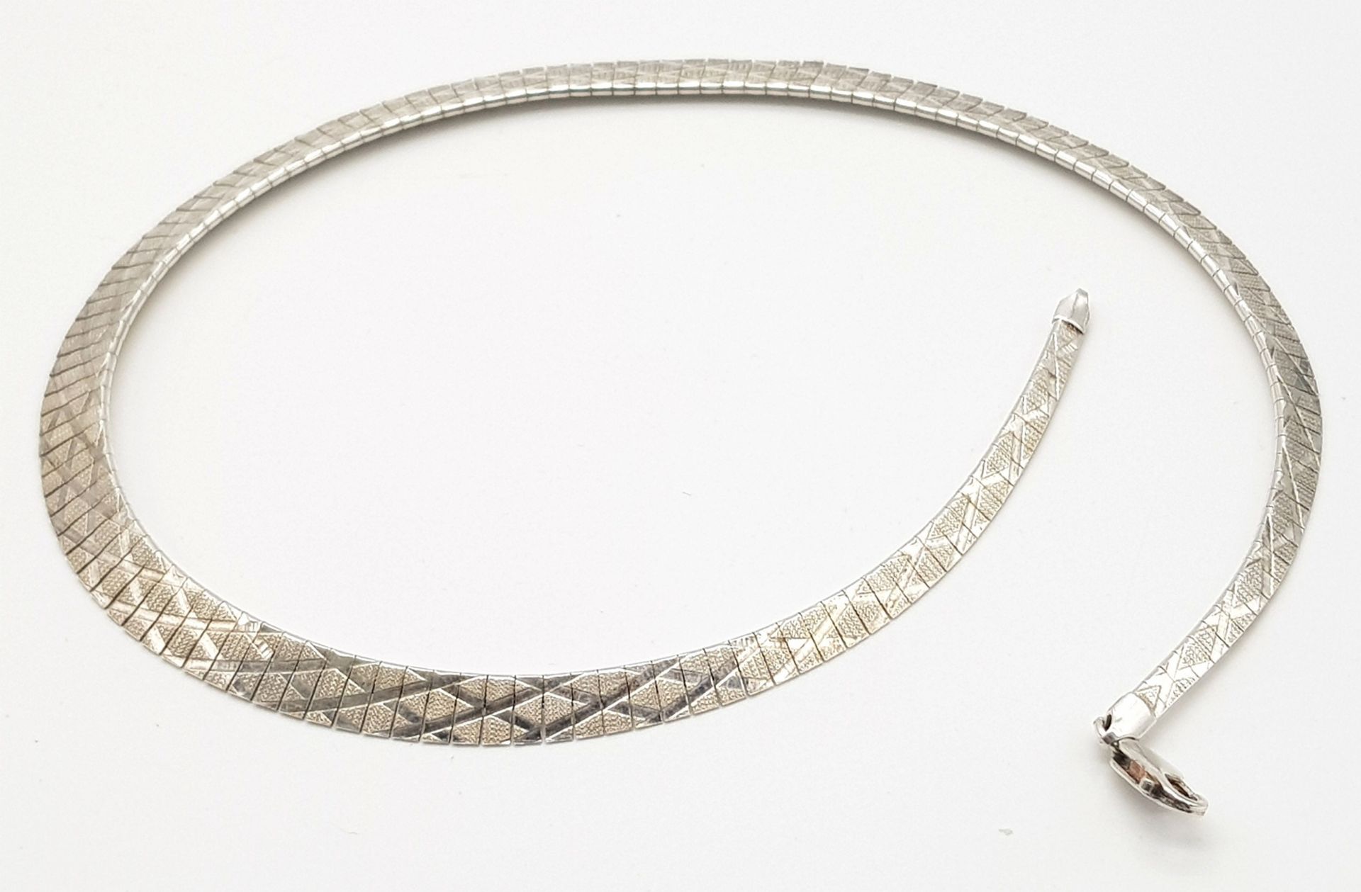 A 925 Sterling Silver, Flat, Etched Pattern Necklace. 44cm. 25g - Image 2 of 6