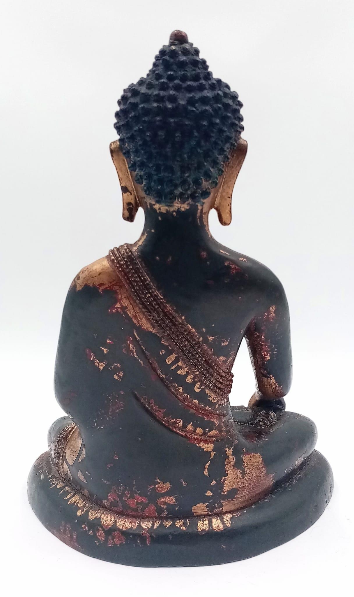 A Majestic Antique Chinese Seated Buddha Figure - Decorated with gilt and polychrome highlights. - Image 2 of 4