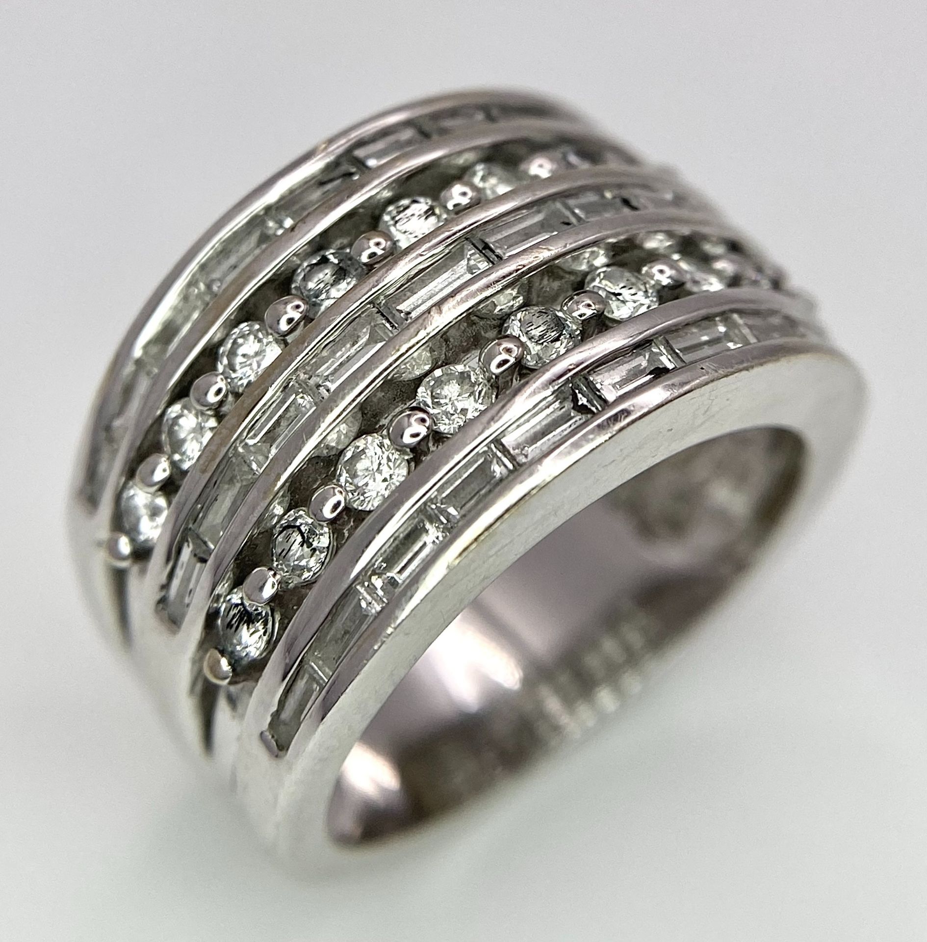 AN 18K WHITE GOLD 5 ROW DIAMOND RING. MIXTURE OF ROUND BRILLIANT CUTS AND BAGUETTE CUT DIAMONDS. - Image 2 of 9