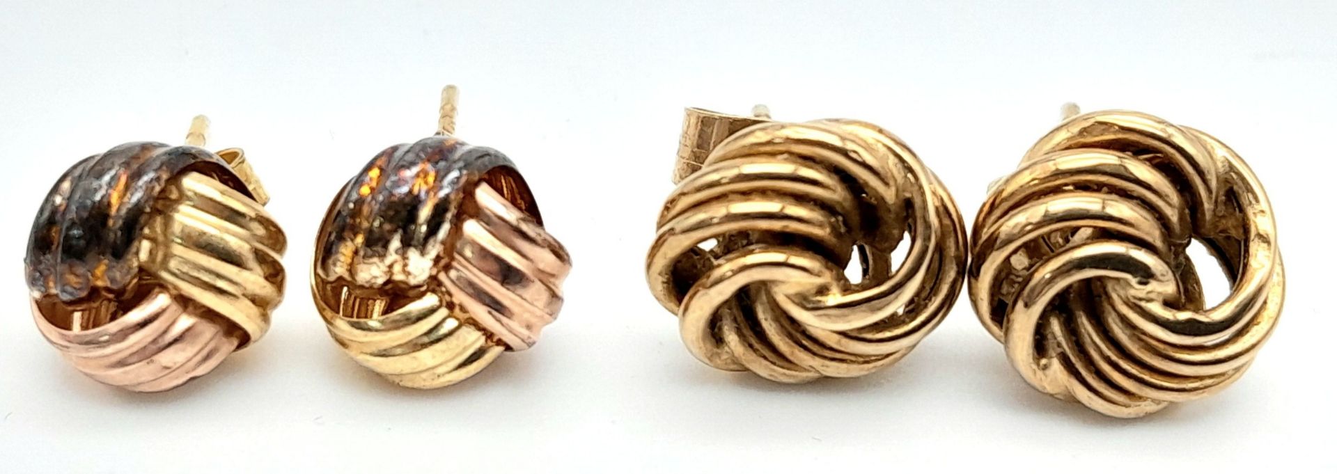 Two pairs of 9 K gold stud earrings one yellow gold and one tricoloured. Total 1.6 g.