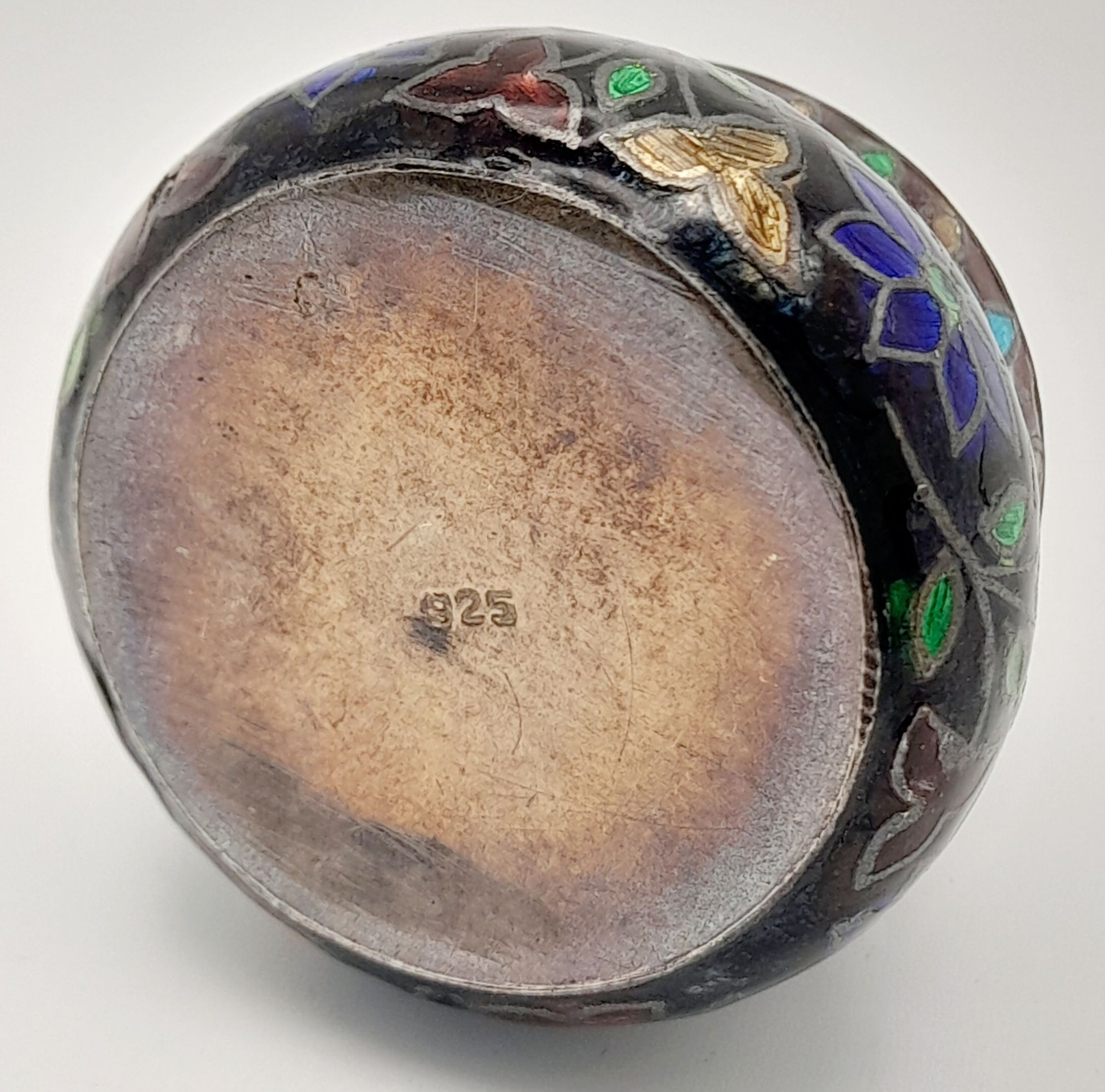 A DELIGHTFUL ENAMELLED SILVER PILL BOX . 22gms 3cms IN HEIGHT - Image 3 of 6