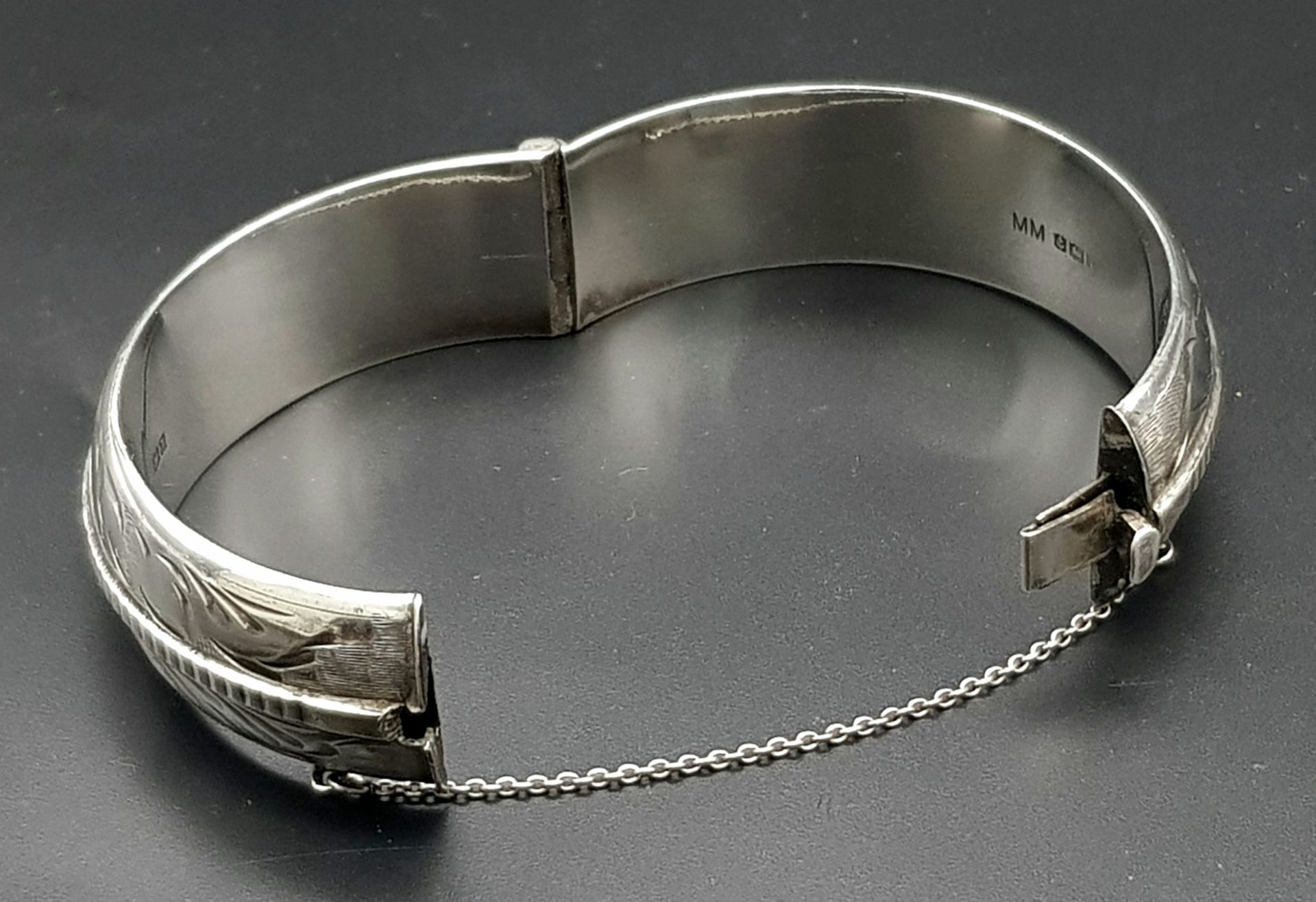 A VINTAGE SOLID SILVER HINGED CIRCULAR BANGLE WITH SAFETY CHAIN . 31.4gms - Bild 3 aus 5