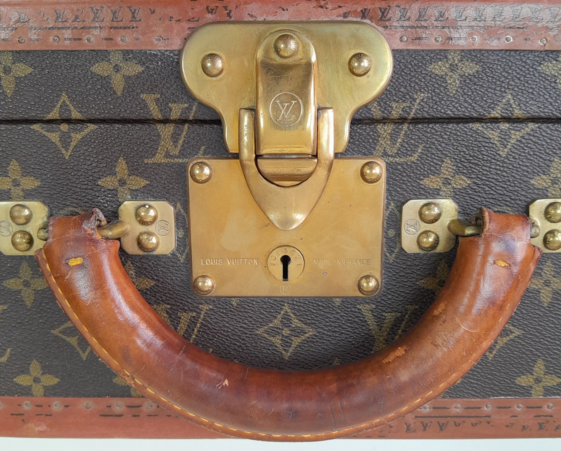 A Vintage Possibly Antique Louis Vuitton Suitcase. The last lot of our LV trilogy. Canvas monogram - Bild 7 aus 13