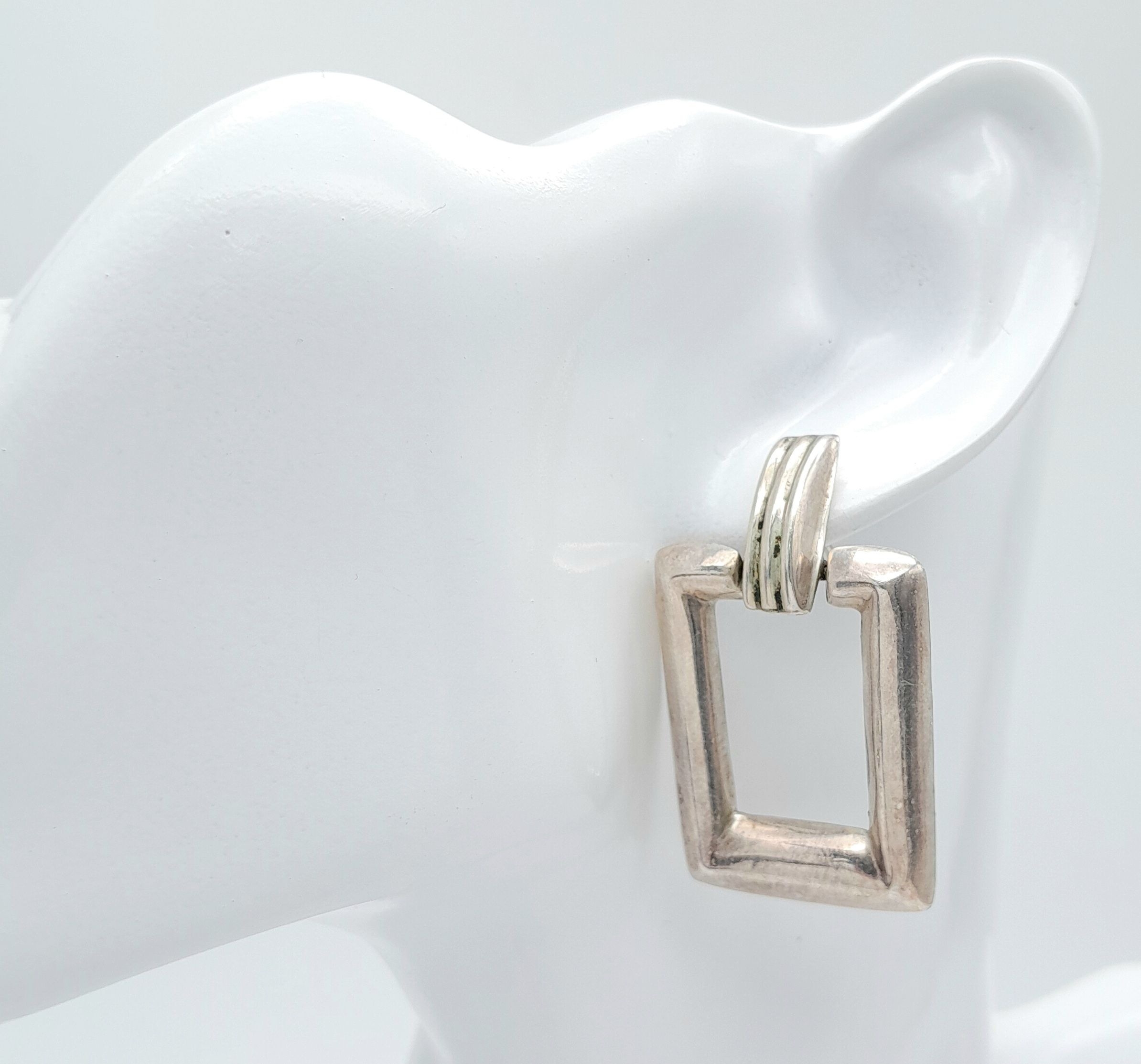 A stylish pair of 925 silver large rectangular drop earrings. Total weight 11.4G. 3X5 cm - Image 3 of 4