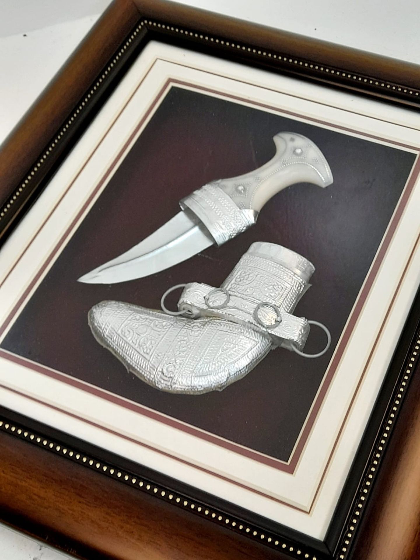 A Wooden Framed and Glazed Omani Kanjar Knife. 39 x 34cm. White Metal/Silver Detailing. - Bild 2 aus 4