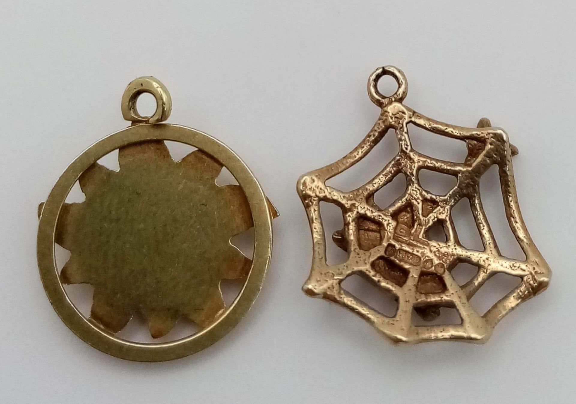 Two 9K Gold Springtime Pendants/Charms. Sunflower and Spiders Web! 14mm. 2.14g total weight. - Bild 2 aus 4