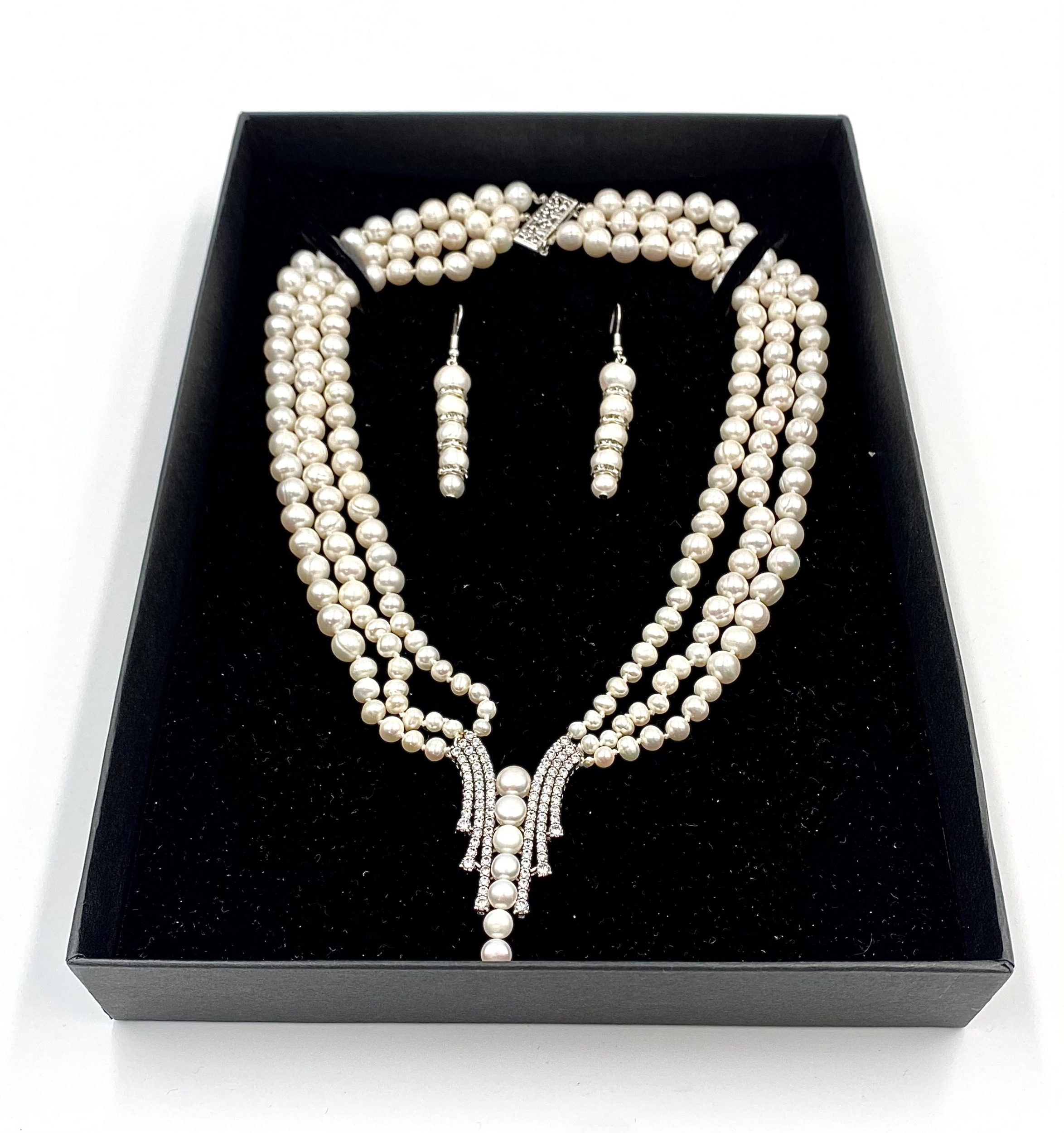 A magnificent necklace with three graduating rows of natural white mature pearls for the South Seas, - Image 5 of 5