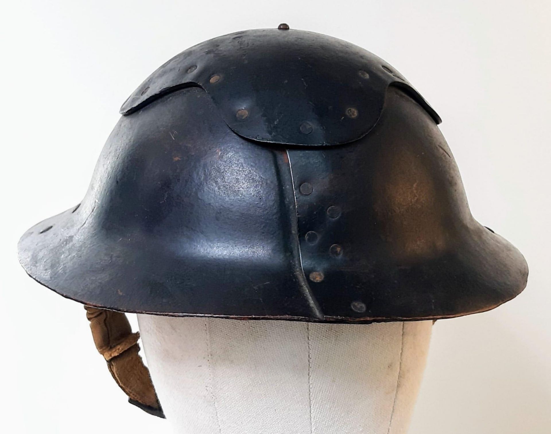 Scarce WW2 British Home Front “Cromwell” Helmet. A lightweight private purchase Fiber helmet - Bild 3 aus 5