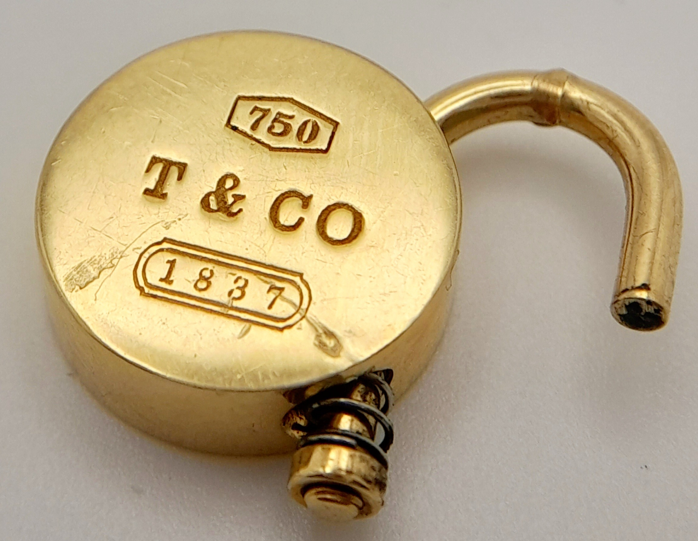 AN 18K YELLOW GOLD TIFFANY & CO FULLY WORKING PADLOCK CHARM. 2cm length, 13.5g total weight. Ref: SC - Image 5 of 6
