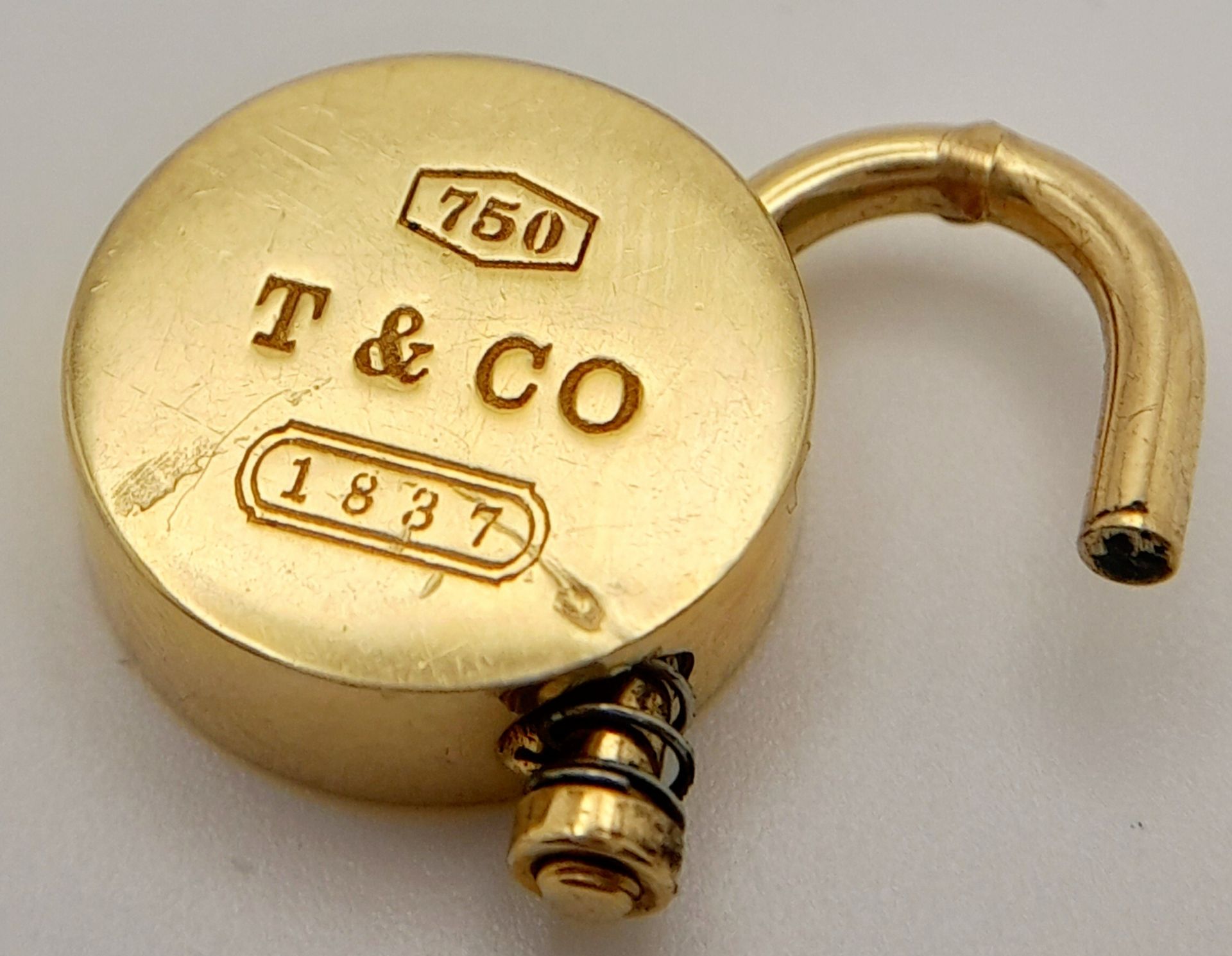 AN 18K YELLOW GOLD TIFFANY & CO FULLY WORKING PADLOCK CHARM. 2cm length, 13.5g total weight. Ref: SC - Bild 5 aus 6