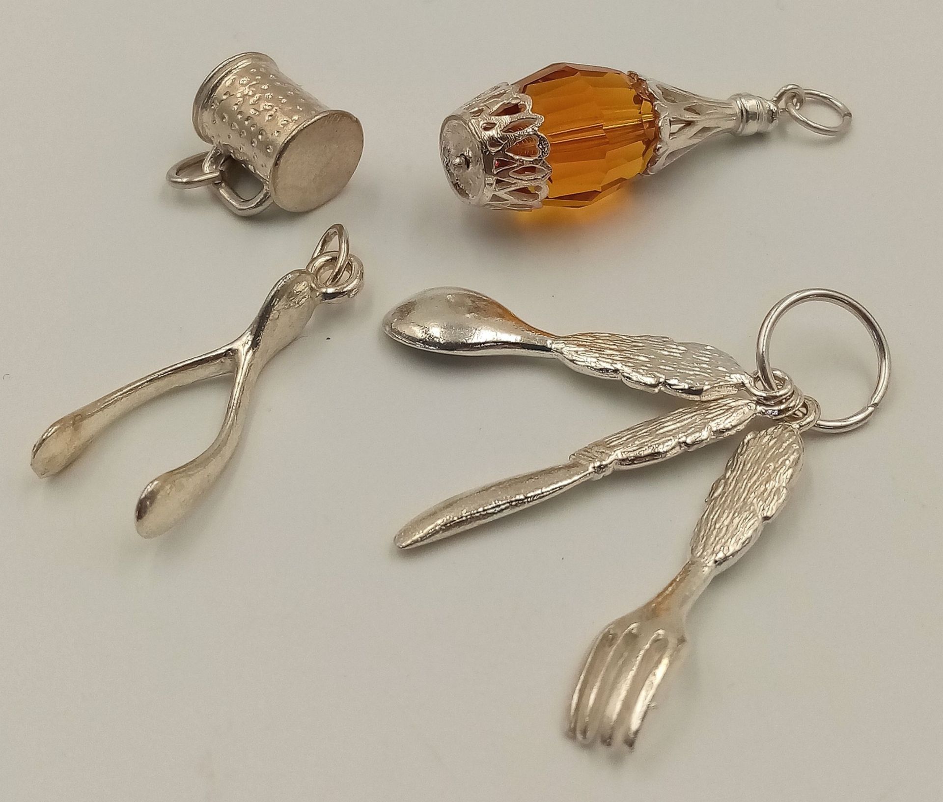 A Selection of 4x sterling silver large charms/pendants of different designs, 15.4g total weight. - Bild 2 aus 2