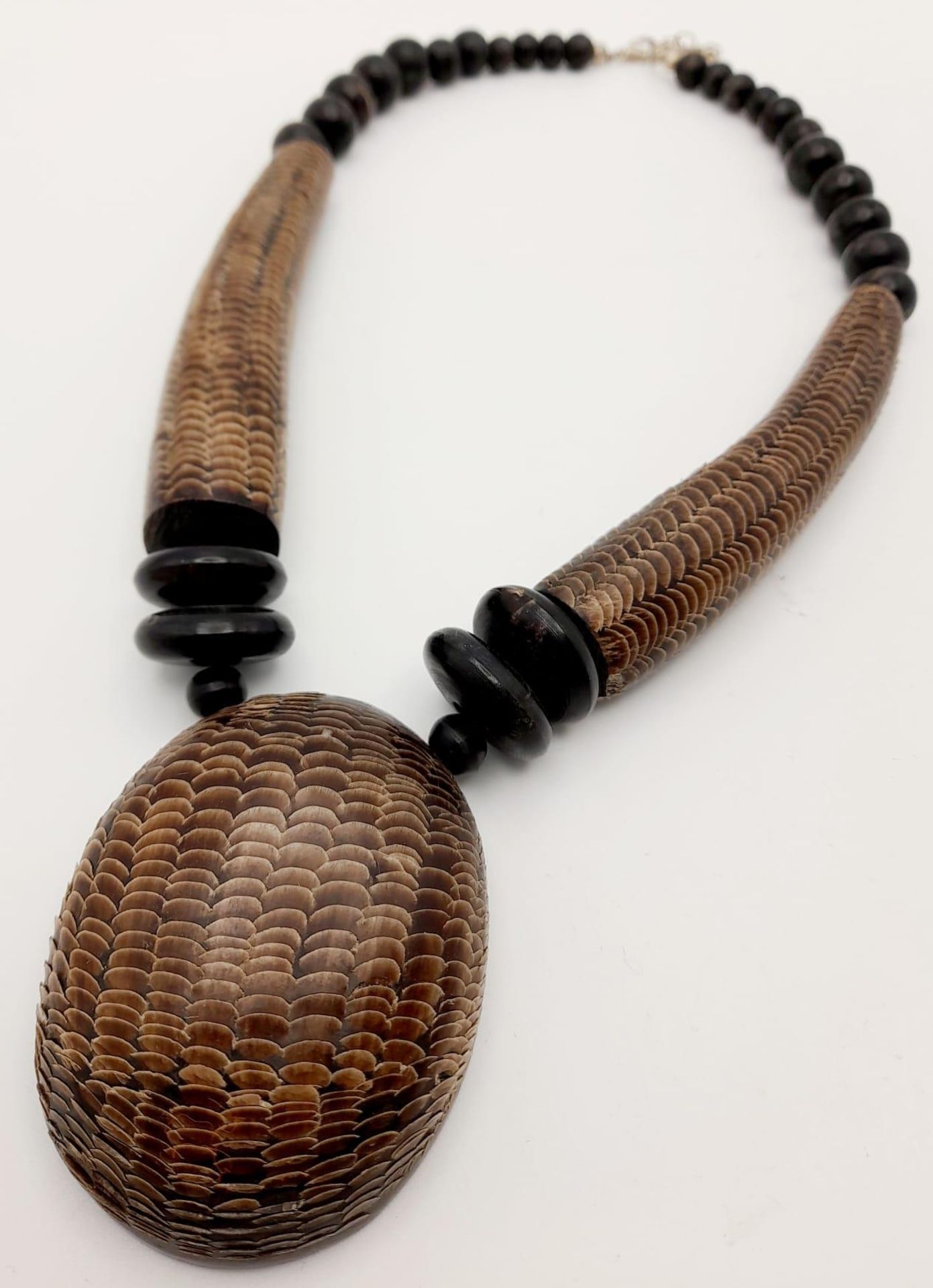 An East African talisman’s necklace, made with snakeskin and other materials, used by voodoo doctors - Bild 2 aus 6