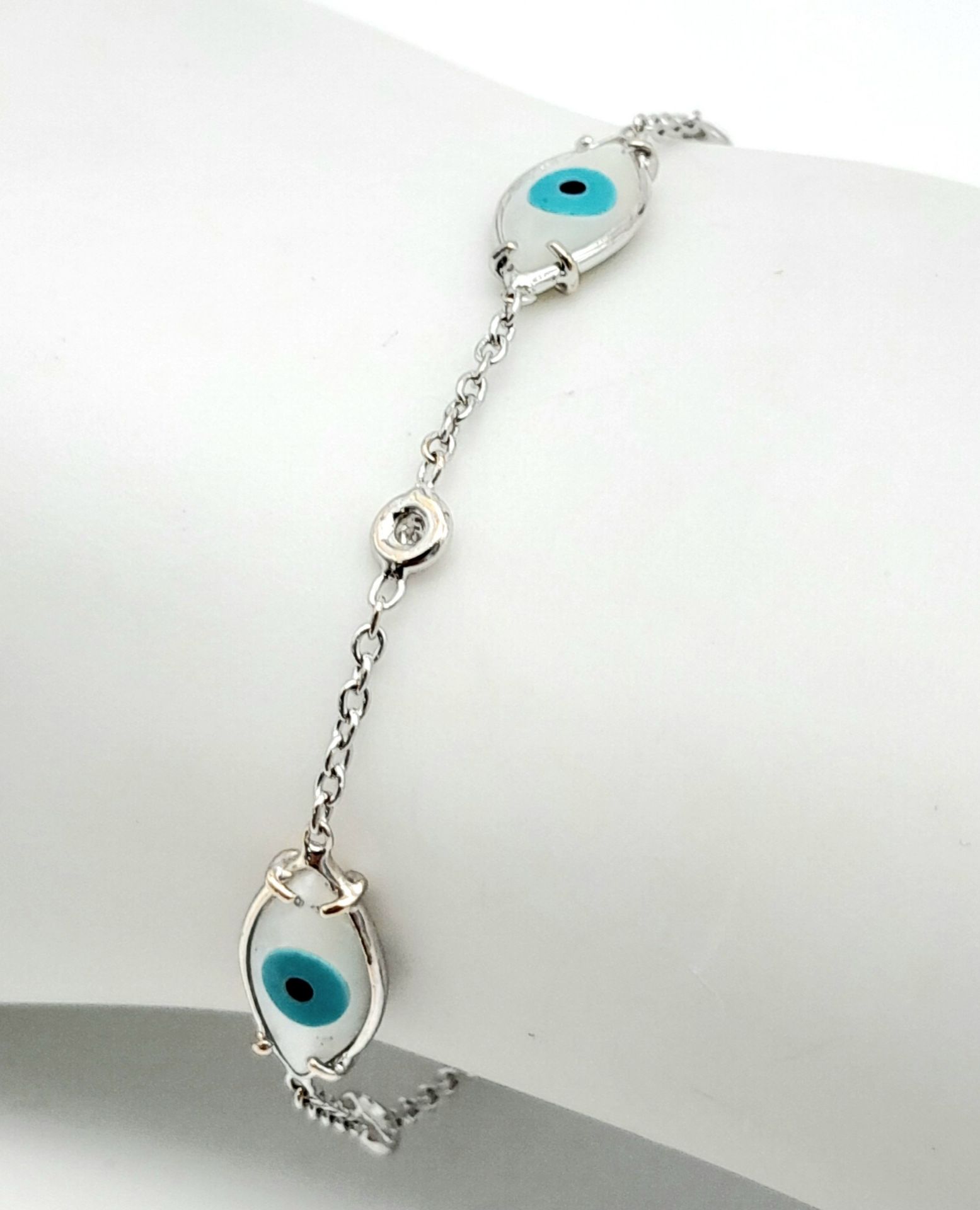 An 18K White Gold Delicate Evil Eye and Diamond Bracelet. 17cm. 3g total weight. Ref: 016673 - Image 3 of 4