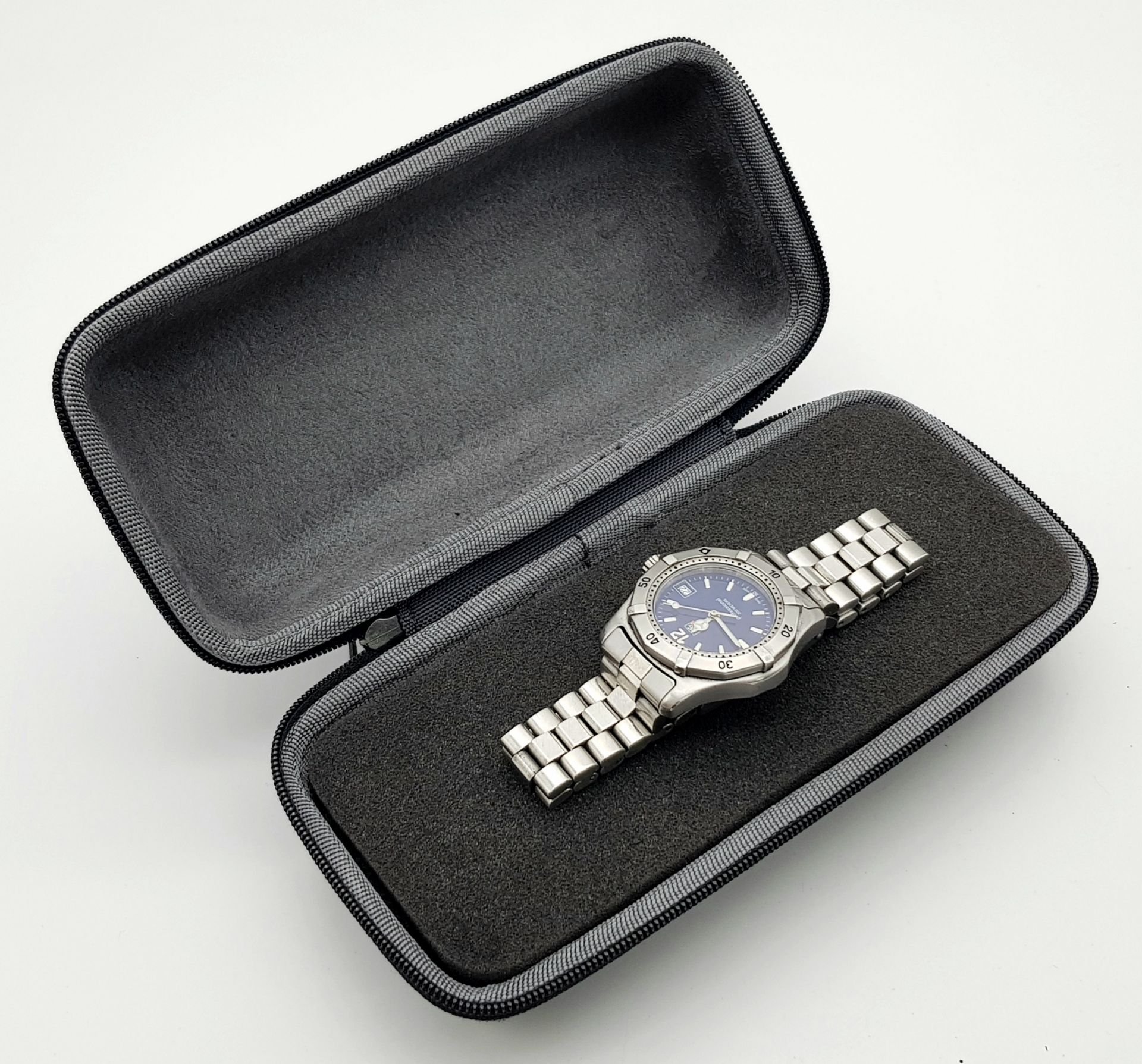 A TAG-HEUER LADIES PROFESSIONAL STAINLESS STEEL WATCH WITH AMAZING NAVY BLUE DIAL . 32mm COMES IN - Image 6 of 7