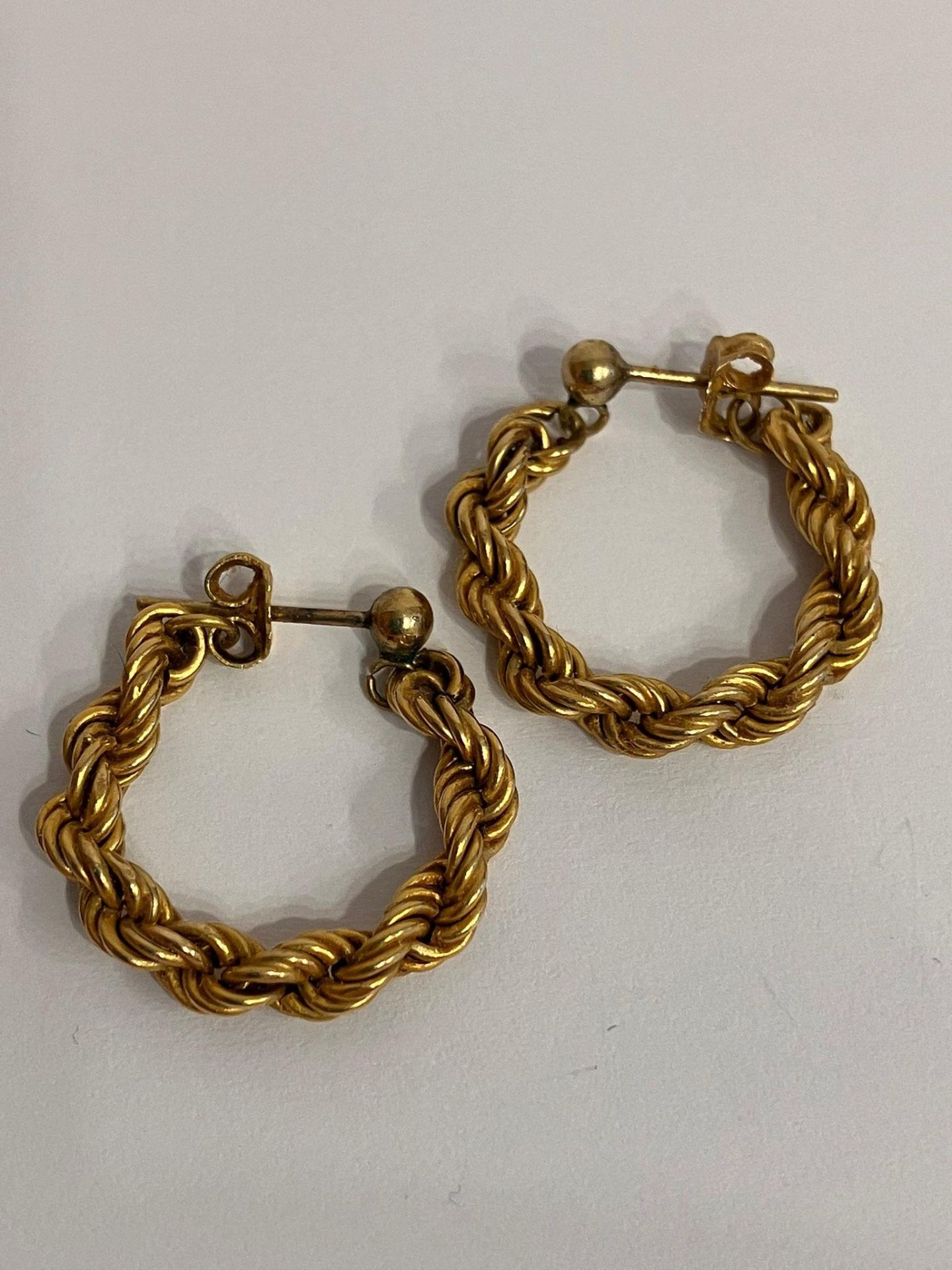 Classic pair of 9 carat GOLD ROPE EARRINGS. 1.5 grams. - Image 4 of 5