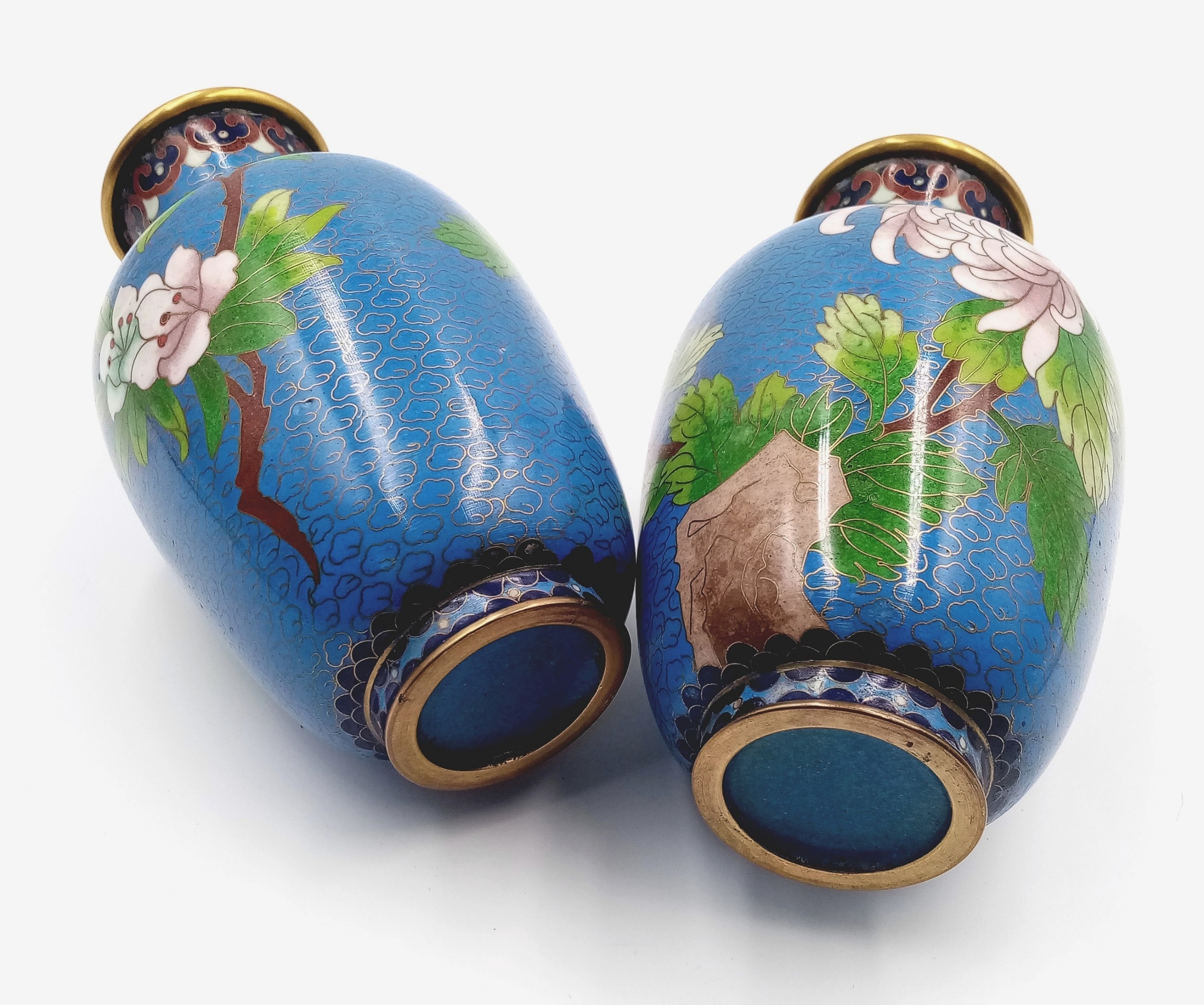 A Pair of Vintage Chinese Cloisonné Sky Blue Decorative Vases. 16cm tall. In fitted case. - Image 3 of 5