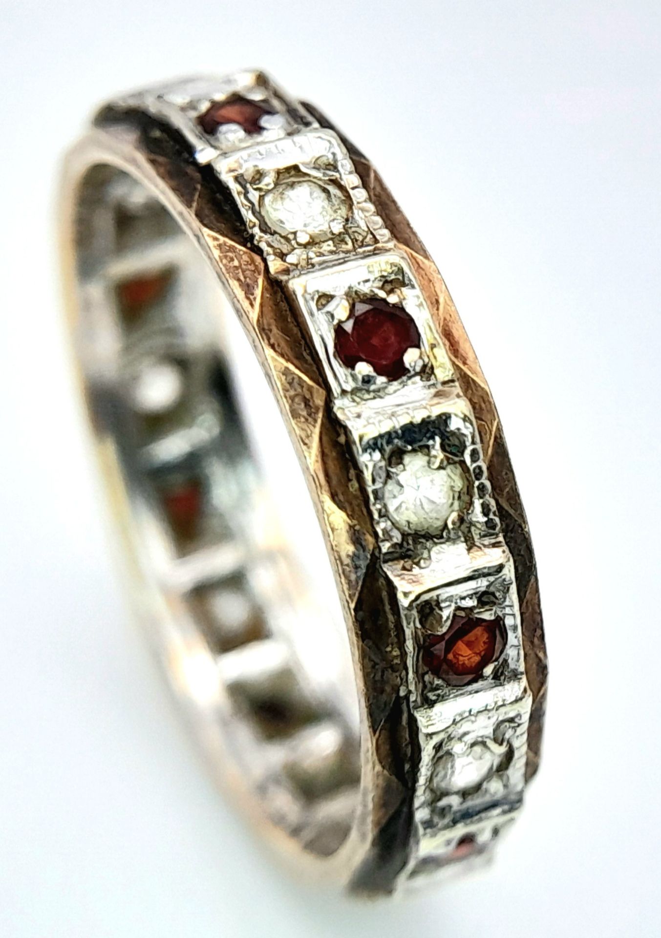 An unusual, vintage, eternity ring with alternating round cut diamonds and rubies. Size: L, - Bild 5 aus 6