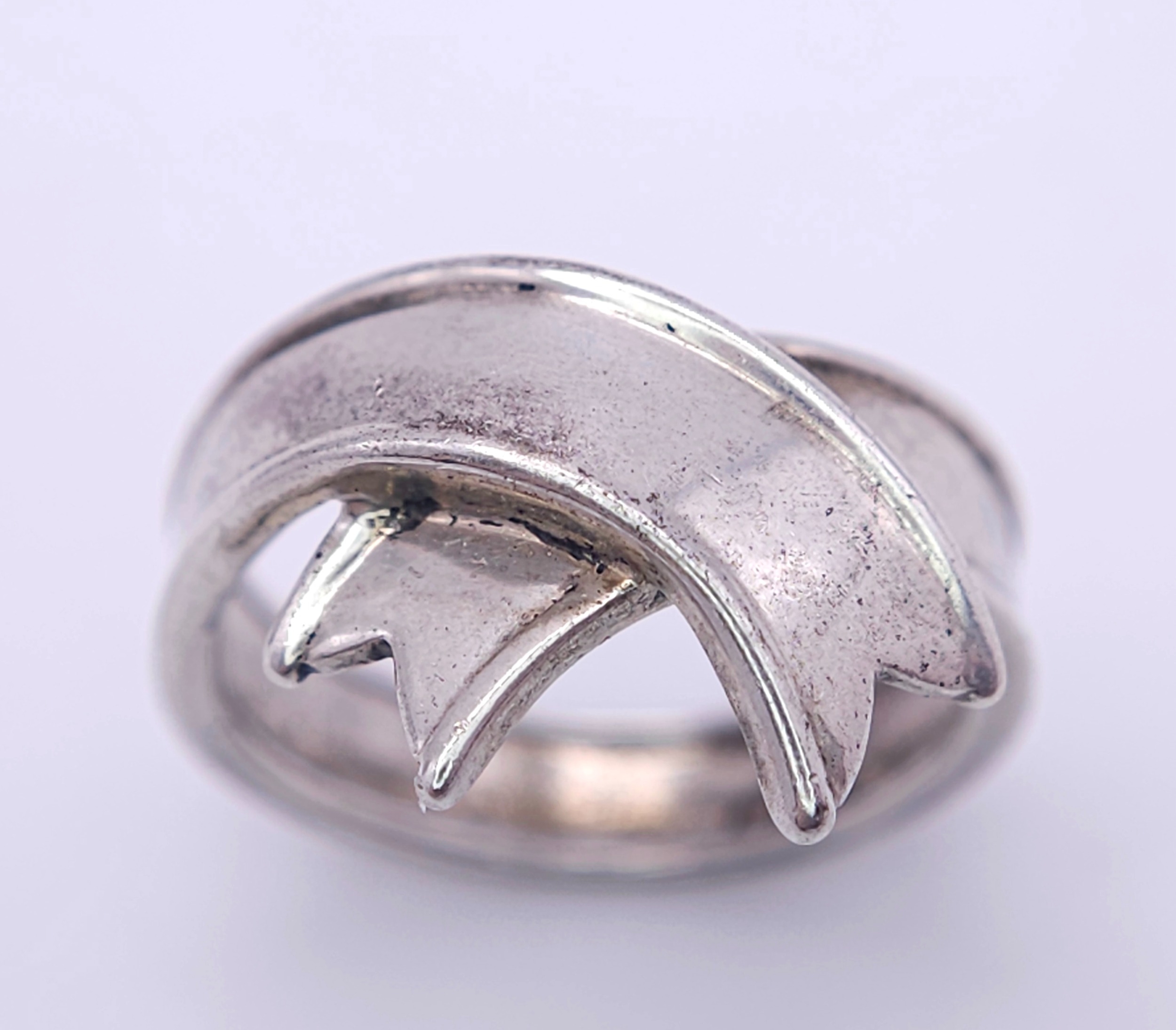 A TIFFANY & CO STERLING SILVER RIBBON RING. Size J, 3.4g weight. Ref: SC 8097 - Image 2 of 6