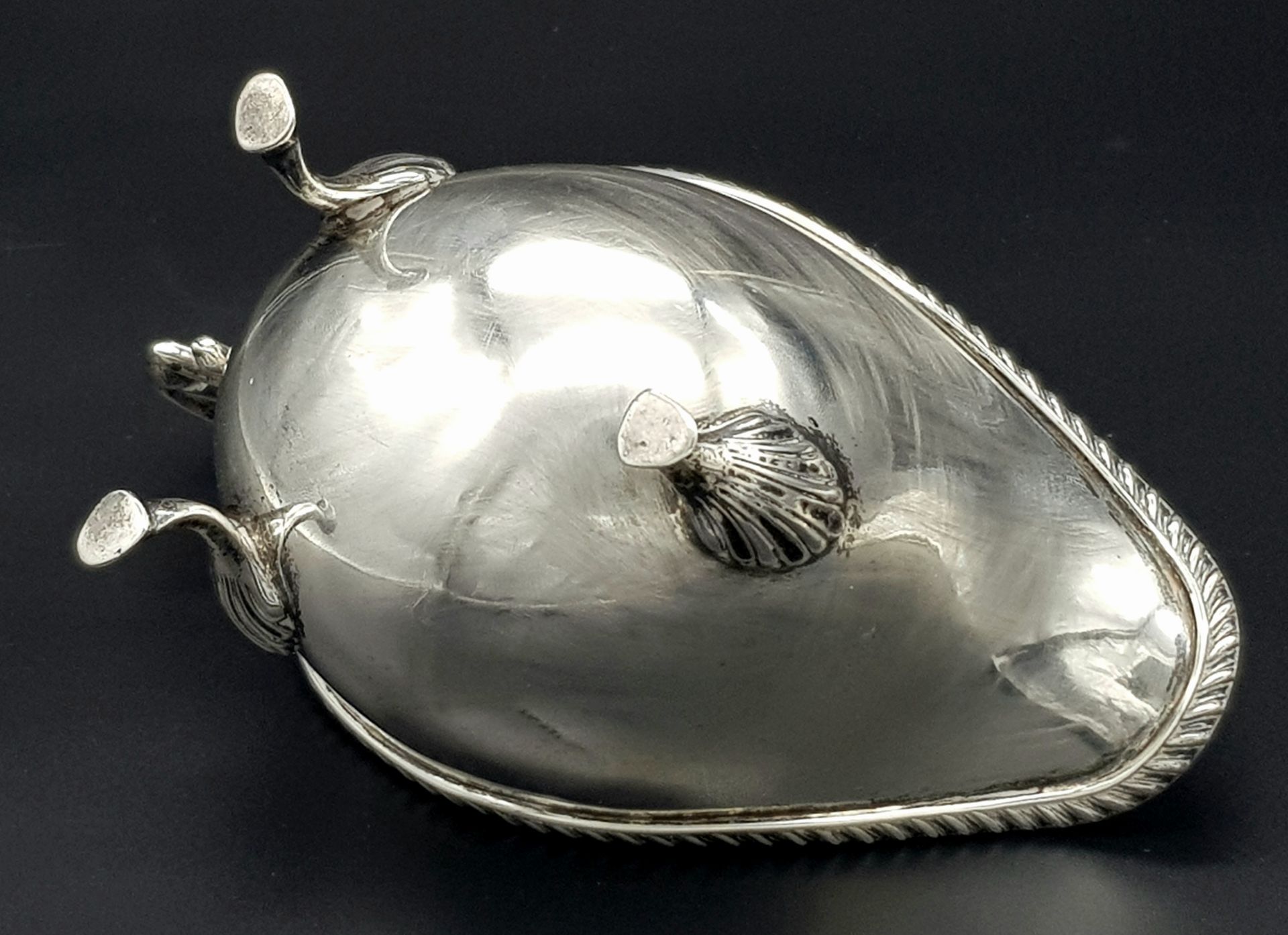 An Almost Antique Sterling Silver Gravy Boat. Scroll handle and shell decorative legs. Hallmarks for - Bild 3 aus 6