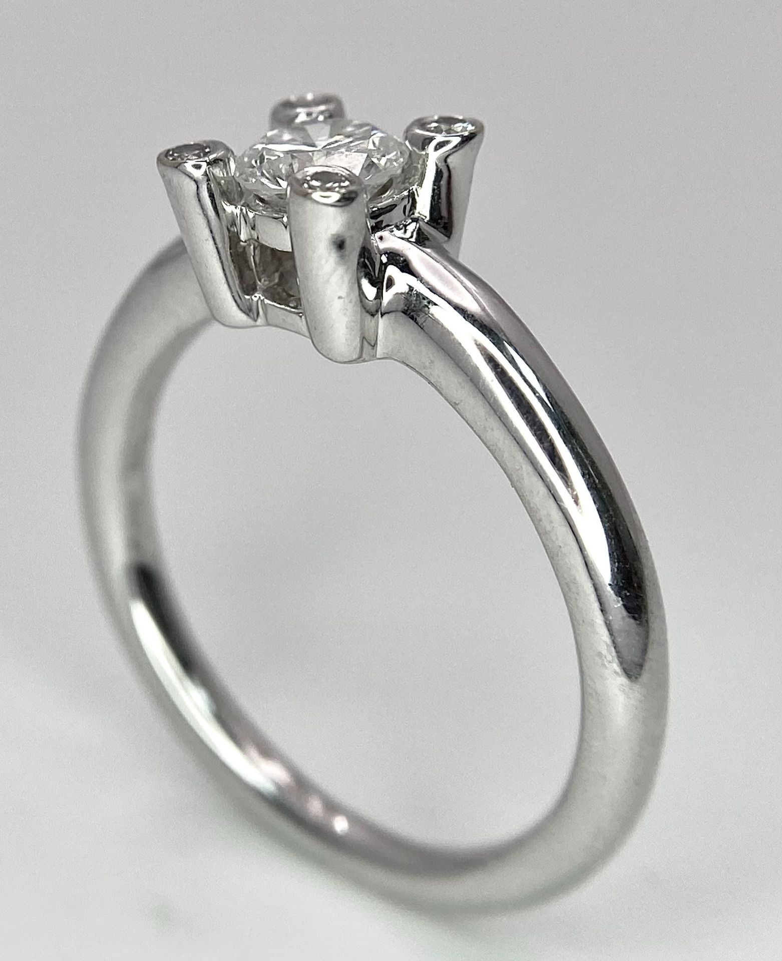AN 18K WHITE GOLD DIAMOND SOLITAIRE RING WITH FOUR DIAMOND TURRETS - 0.50CT 4.6G. SIZE M 1/2. - Image 7 of 10