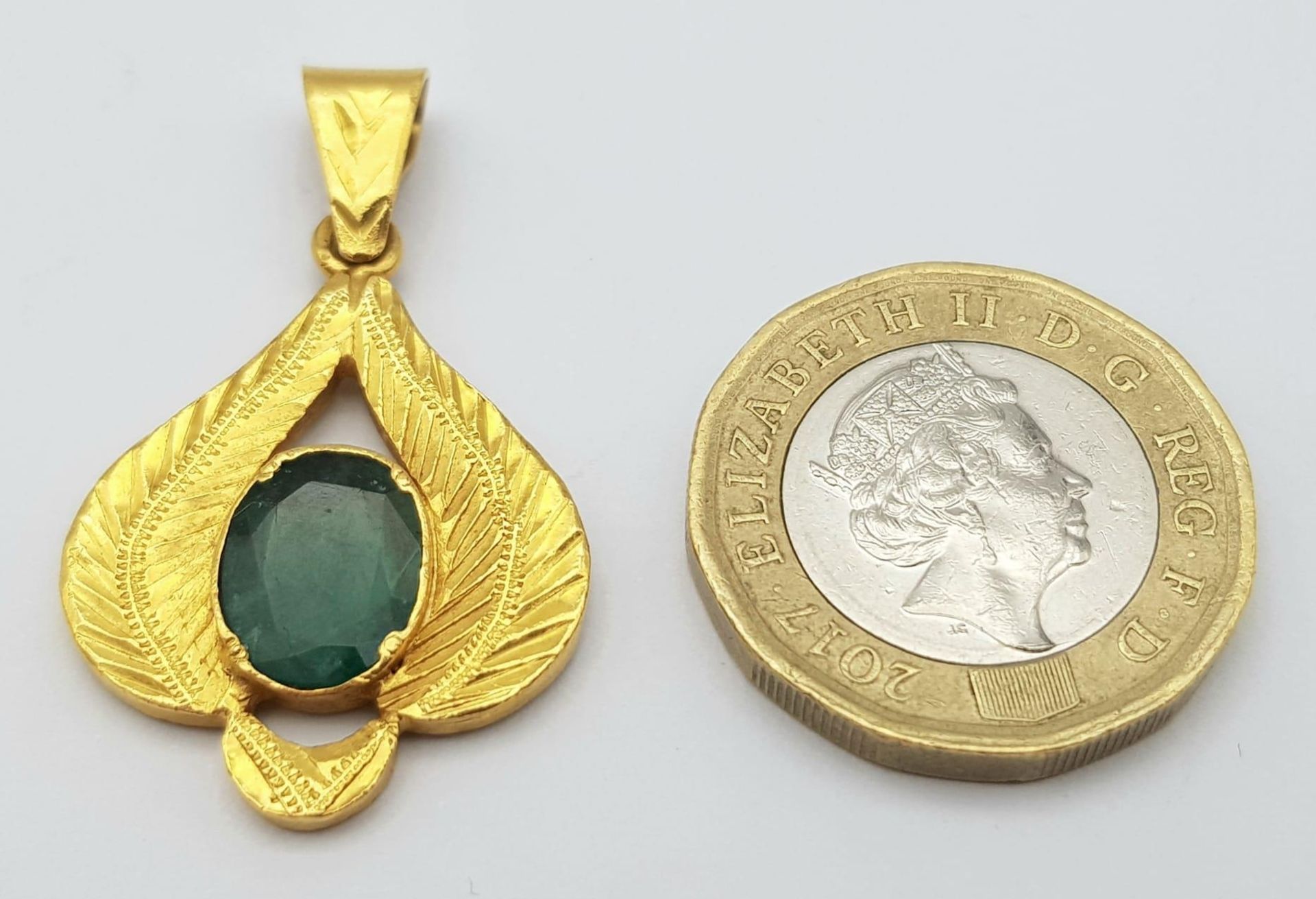 A 22K Yellow Gold and Emerald Pendant. Decorative leaf pattern with a central oval emerald. 4cm. 4. - Image 3 of 4