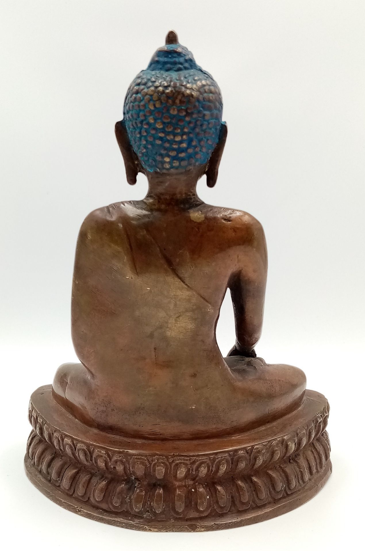 A Chinese Bronze Seated Buddha Figure. 20cm tall. 16cm width. - Bild 3 aus 4