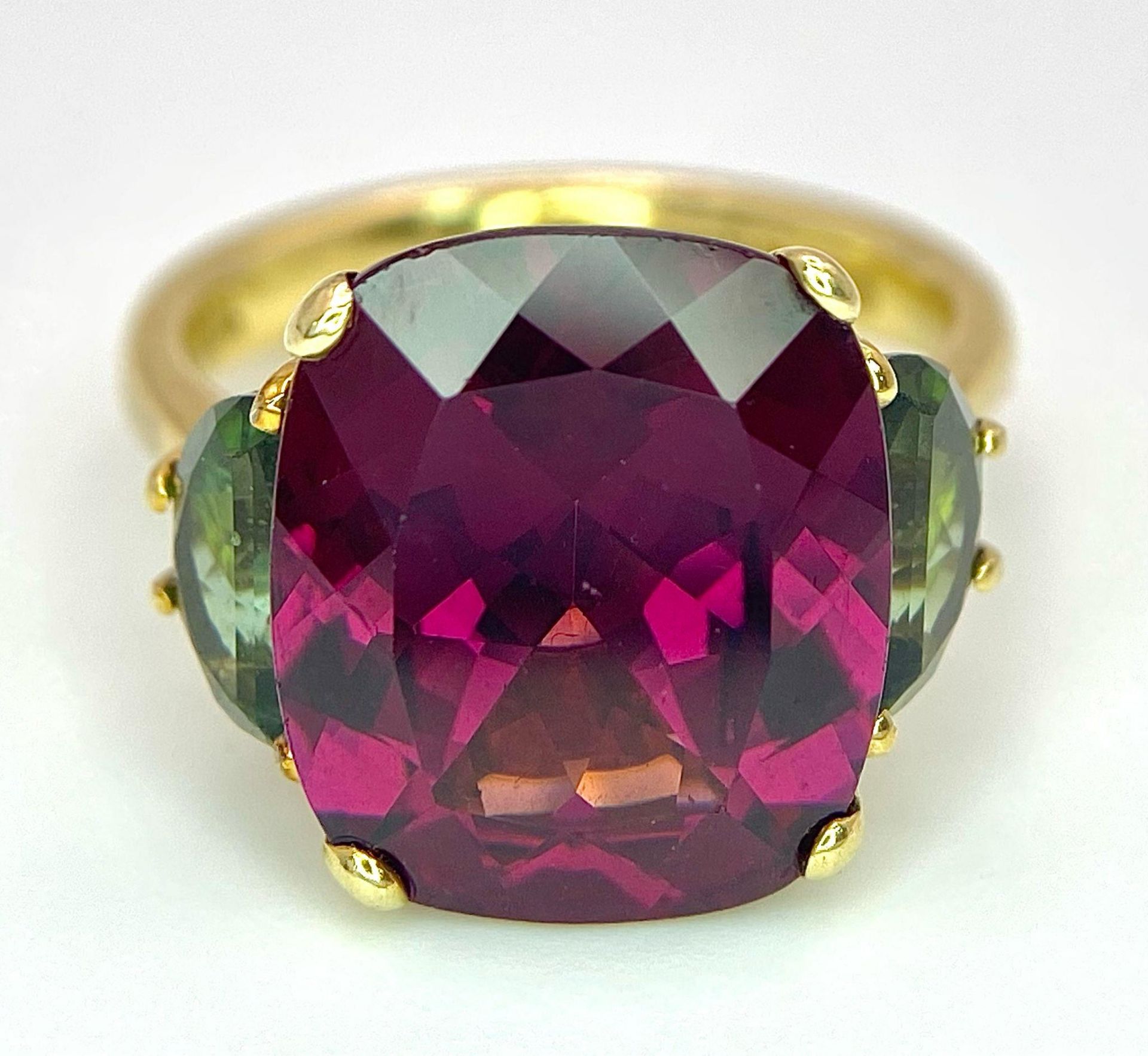 An 18K Yellow Gold, Alexandrite and Peridot Ring. A rich 5ct central alexandrite with peridot - Image 2 of 10
