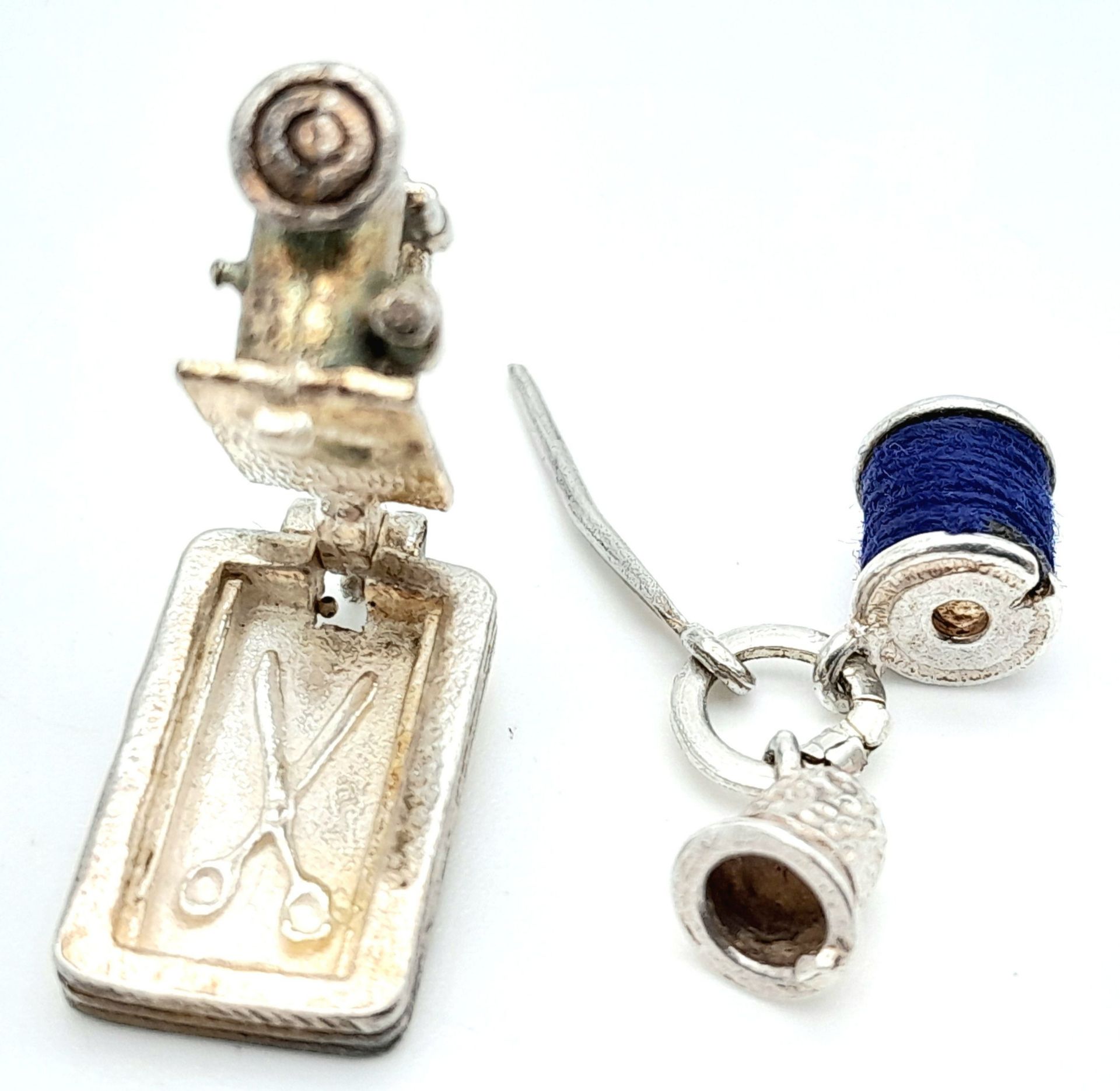 2 X STERLING SILVER SOWING THEMED CHARMS - sewing machine, and thimble, thread & needle. 1.9cm and - Bild 3 aus 4