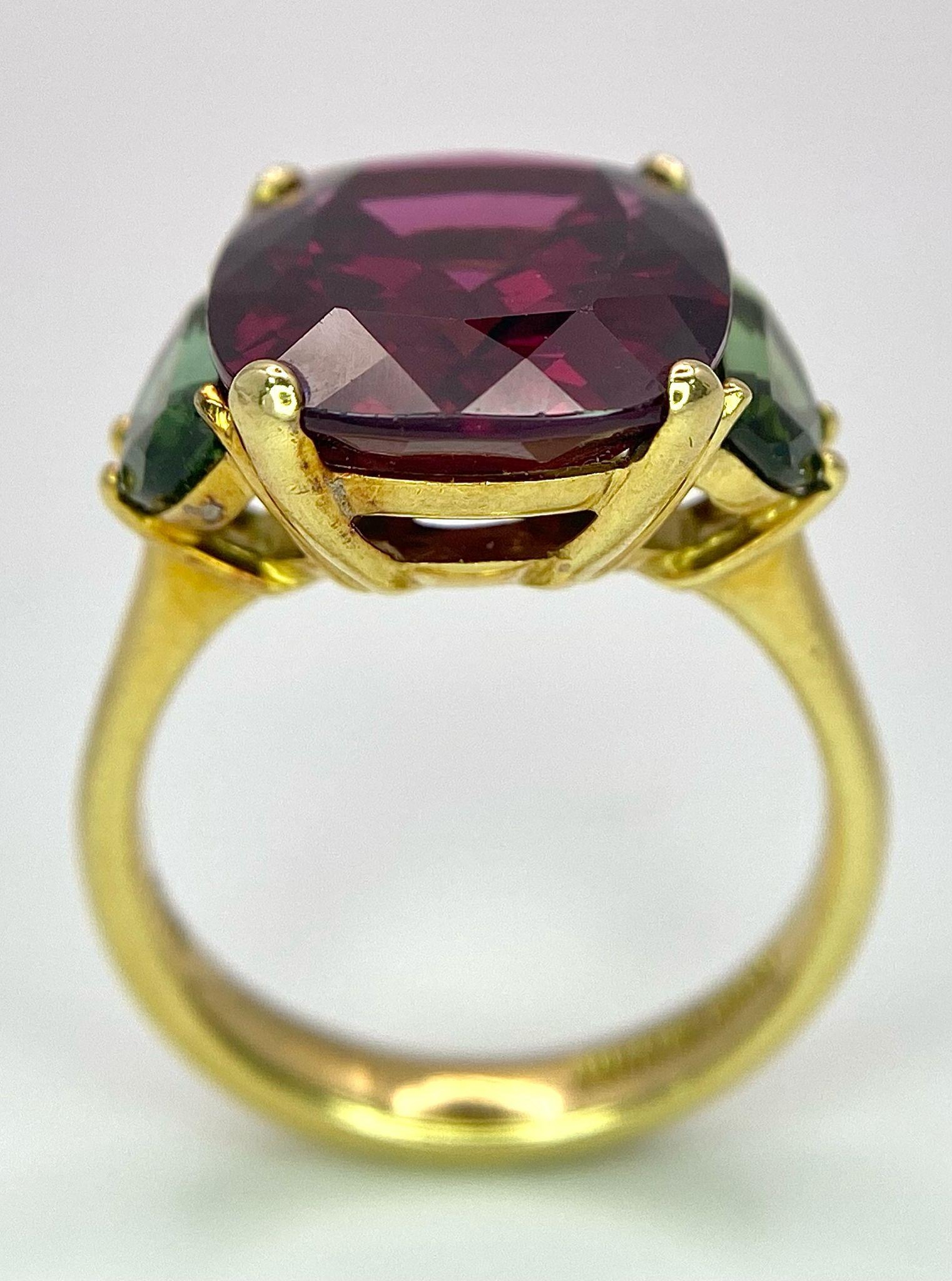 An 18K Yellow Gold, Alexandrite and Peridot Ring. A rich 5ct central alexandrite with peridot - Image 7 of 10