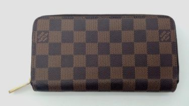 A Louis Vuitton LV damier zippy wallet. Gold tone hardware zip. Size approx. 20x10x2cm. ref:16362