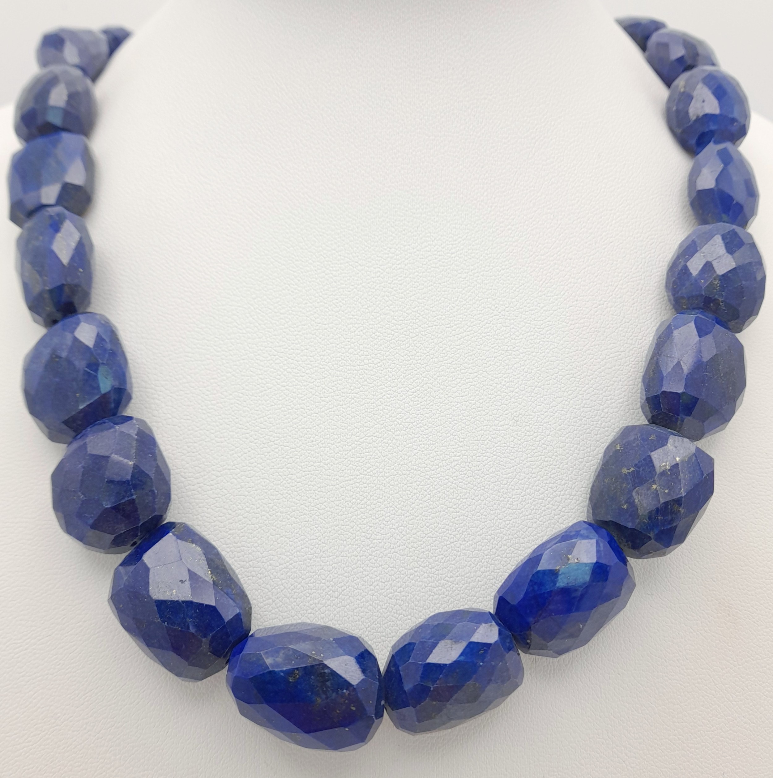 A Lapis Lazuli Jewellery Suite. Includes: necklace, earrings, bracelet and ring - size S. - Image 5 of 6