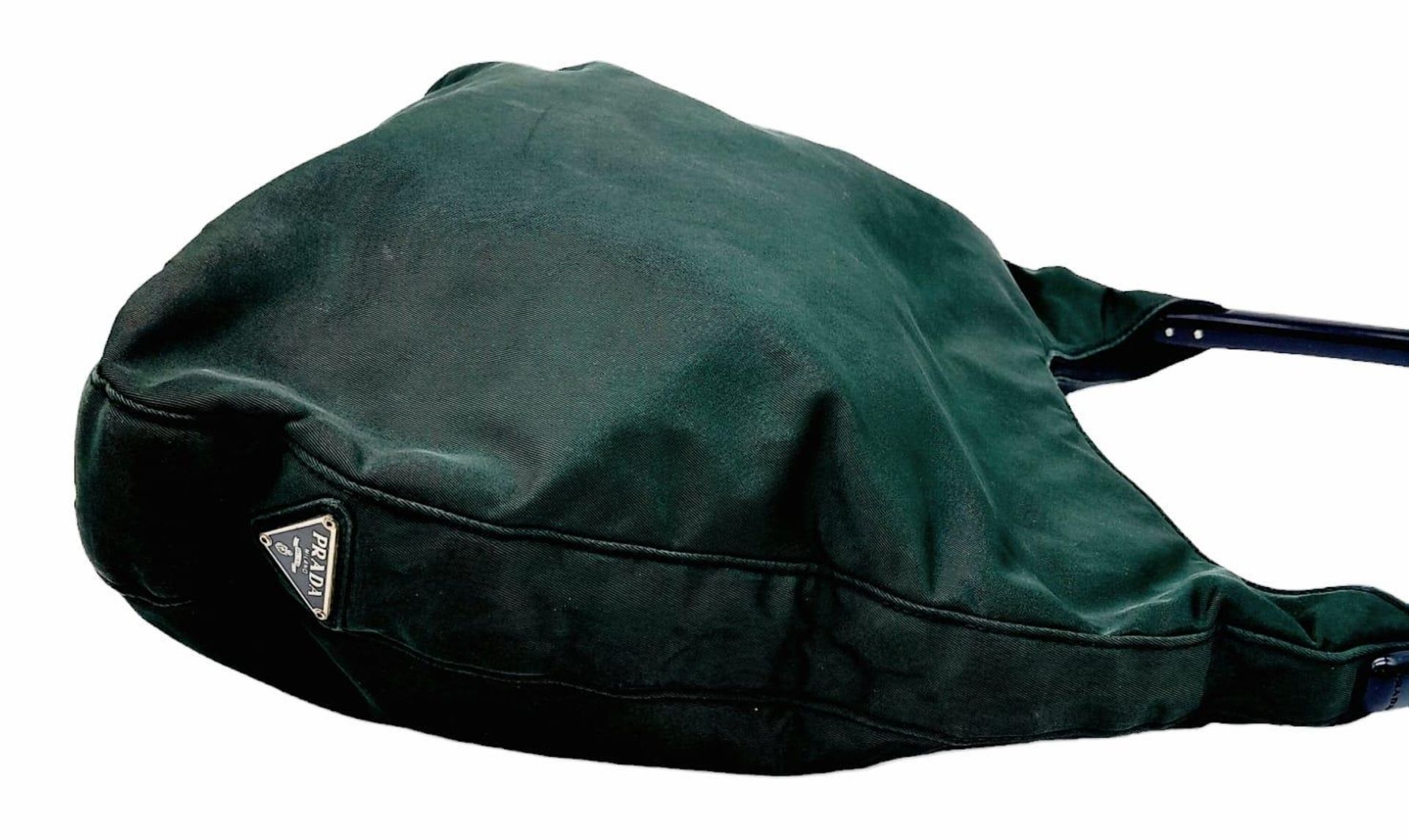 A Prada Green Tessuto Handbag. Textile exterior with plastic handle and velcro top closure. Black - Bild 3 aus 8