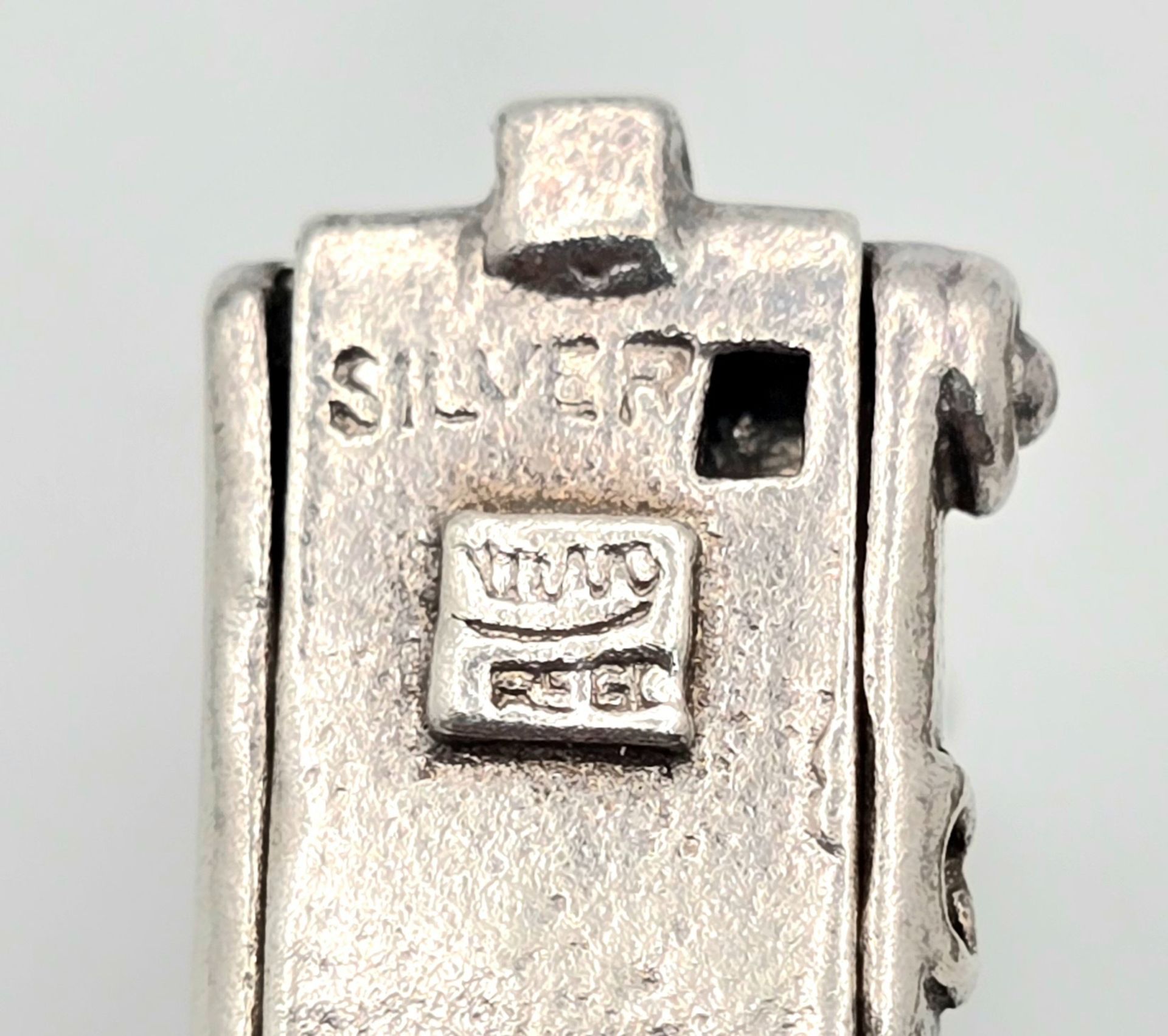 A STERLING SILVER VINTAGE CAMERA CHARM. 2.5cm length, 4.8g weight. Ref: SC 8115 - Image 3 of 4