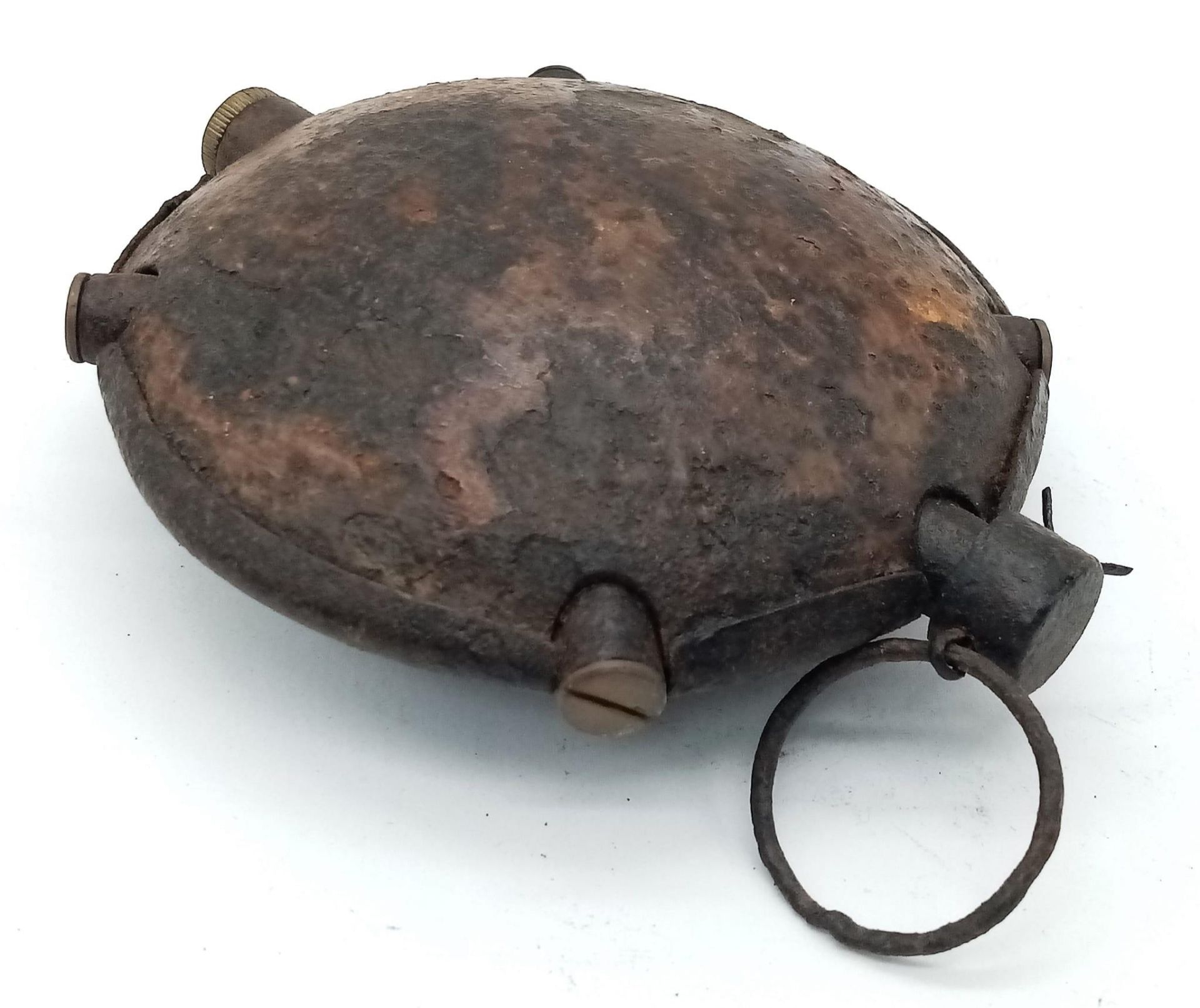 INERT WWI German 1915 Pattern Diskushandgranate disc grenade, aka the 'turtle' or 'oyster', complete - Bild 3 aus 4