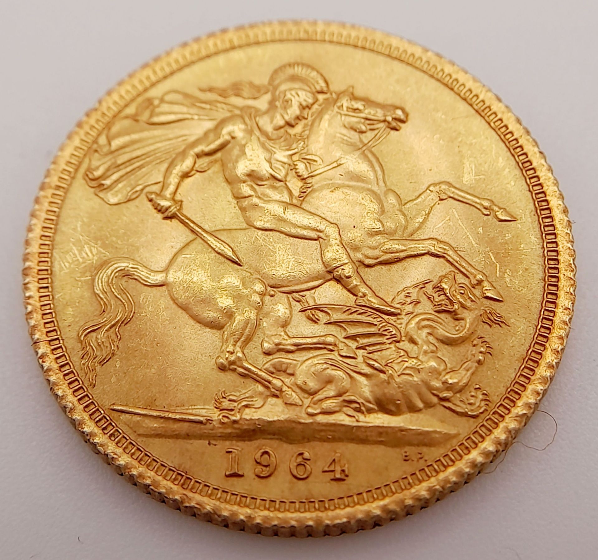 A 1964 22K Gold Queen Elizabeth II Full Sovereign Coin. - Bild 2 aus 4