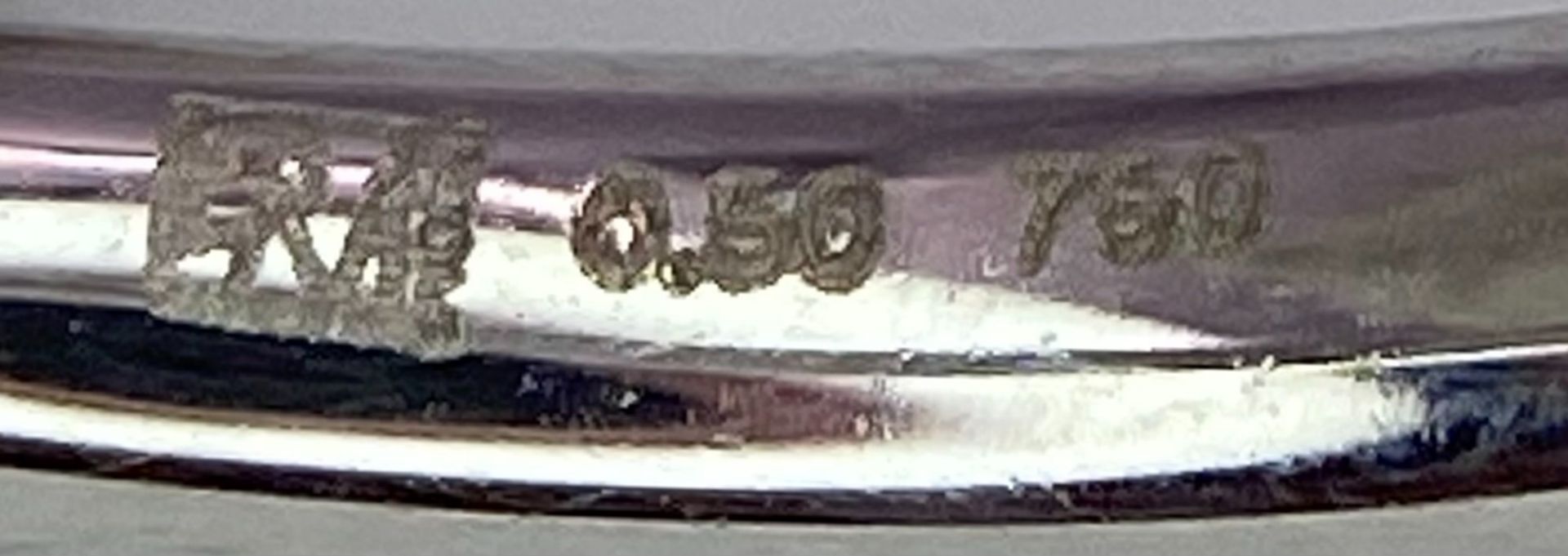 AN 18K WHITE GOLD DIAMOND SOLITAIRE RING WITH FOUR DIAMOND TURRETS - 0.50CT 4.6G. SIZE M 1/2. - Bild 9 aus 10