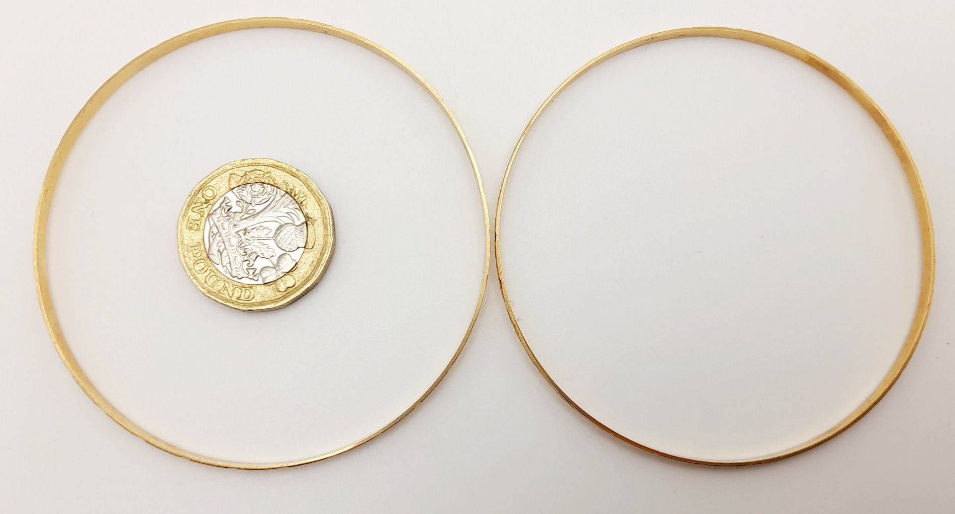 A pair of 9 K yellow gold bangles, each with a different design but perfectly complementing each - Image 5 of 5