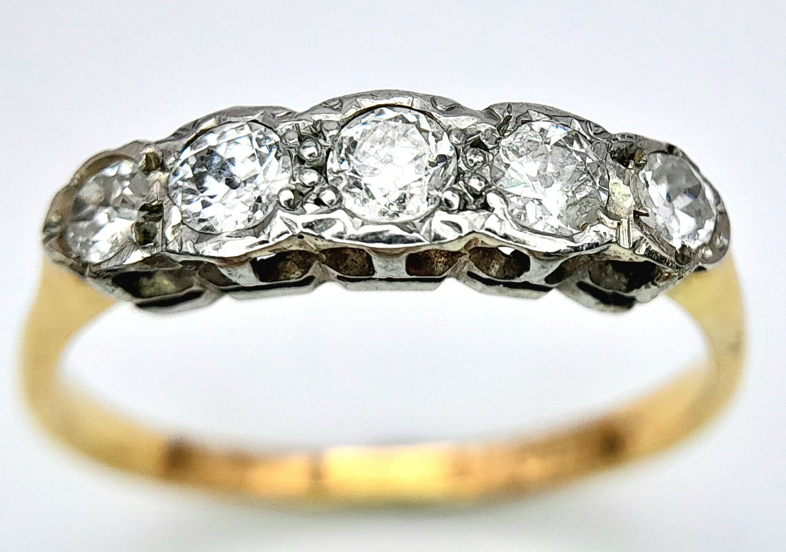 AN 18K YELLOW GOLD AND PLATINUM VINTAGE DIAMOND 5 STONE RING. 0.40CT. 2.5G. SIZE N - Image 3 of 6