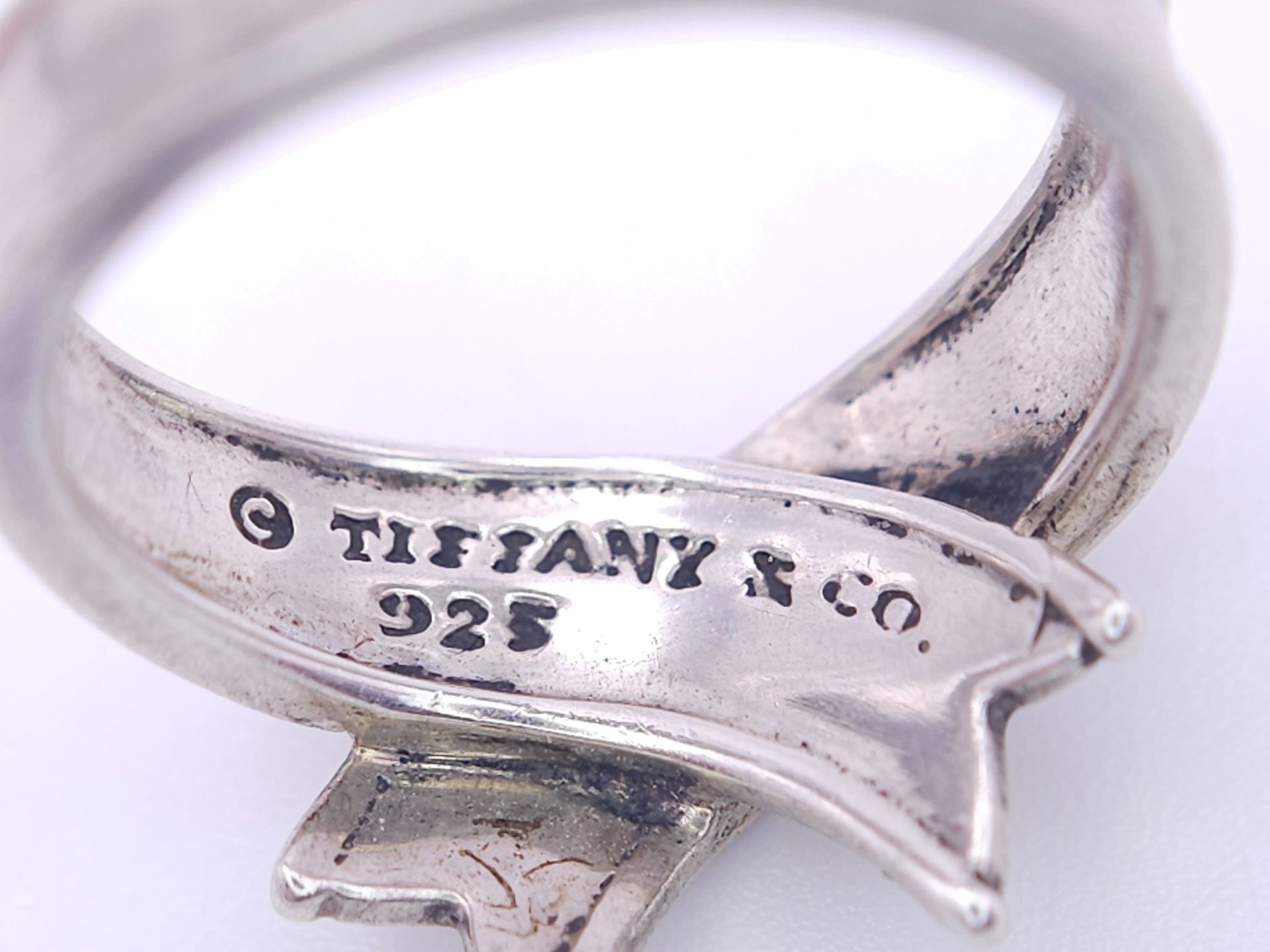 A TIFFANY & CO STERLING SILVER RIBBON RING. Size J, 3.4g weight. Ref: SC 8097 - Bild 5 aus 6