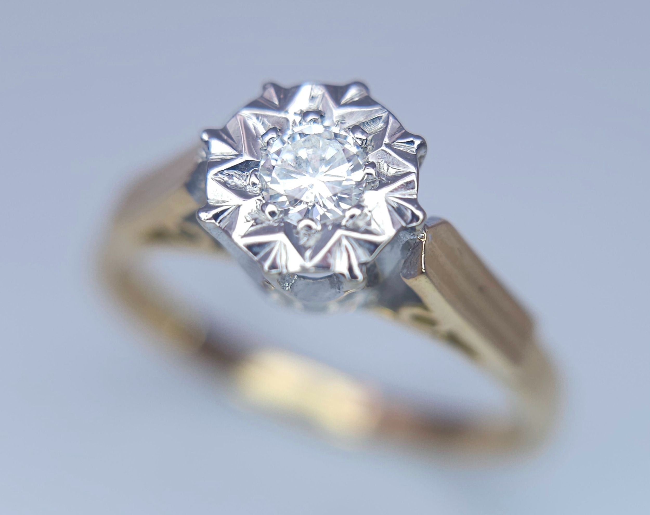AN 18K YELLOW GOLD DIAMOND SOLITAIRE RING. 3.4G. SIZE O.