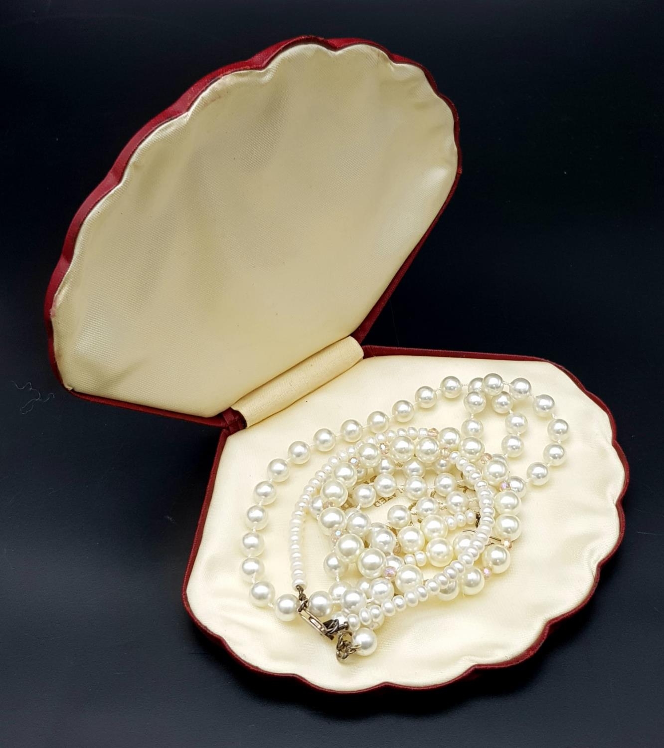 A Vintage Classic Rosita Faux Pearl Jewellery Set. Two necklace and a pair of drop earrings in the - Image 5 of 6