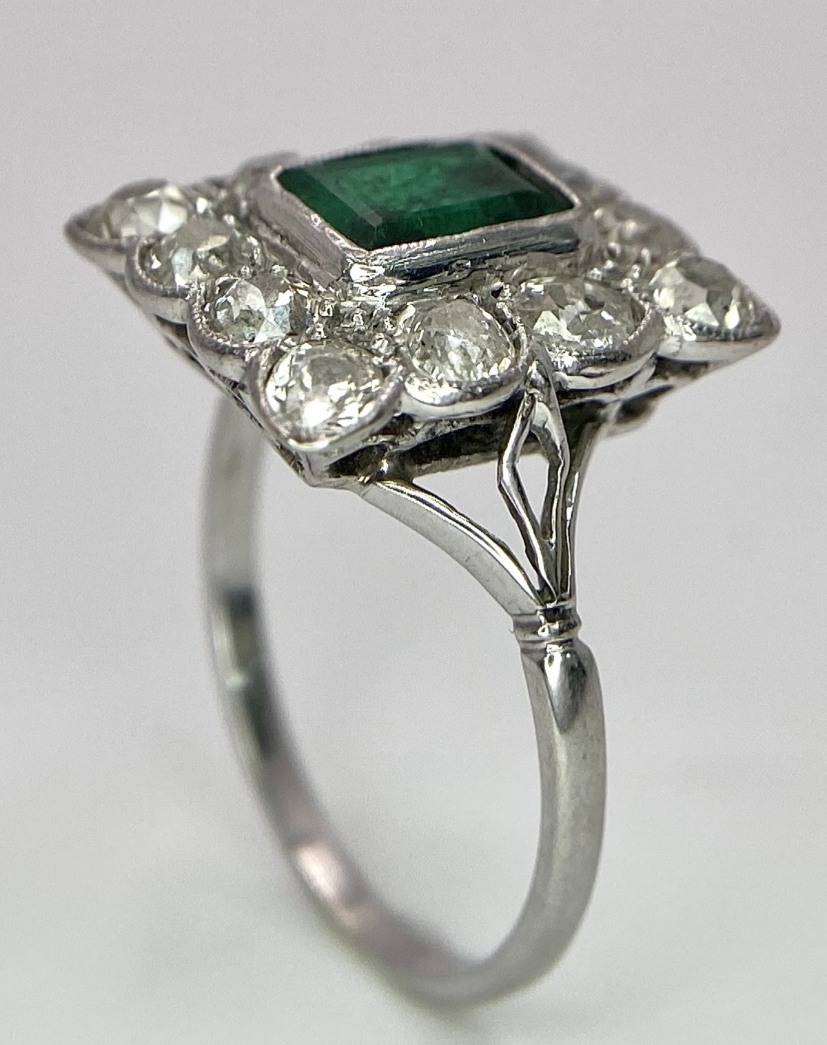 AN 18K WHITE GOLD (TESTED) EDWARDIAN OLD CUT DIAMOND AND EMERALD CLUSTER RING. 1.20CT OF OLD CUT - Image 8 of 9