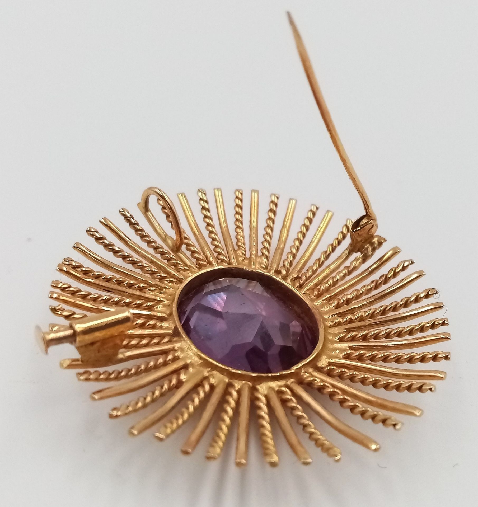 A 16K (TESTED AS) YELLOW GOLD STARBURST DESIGN BROOCH ALSO WITH PENDANT BAIL, SET WITH A 2CM X 1.5CM - Bild 2 aus 4