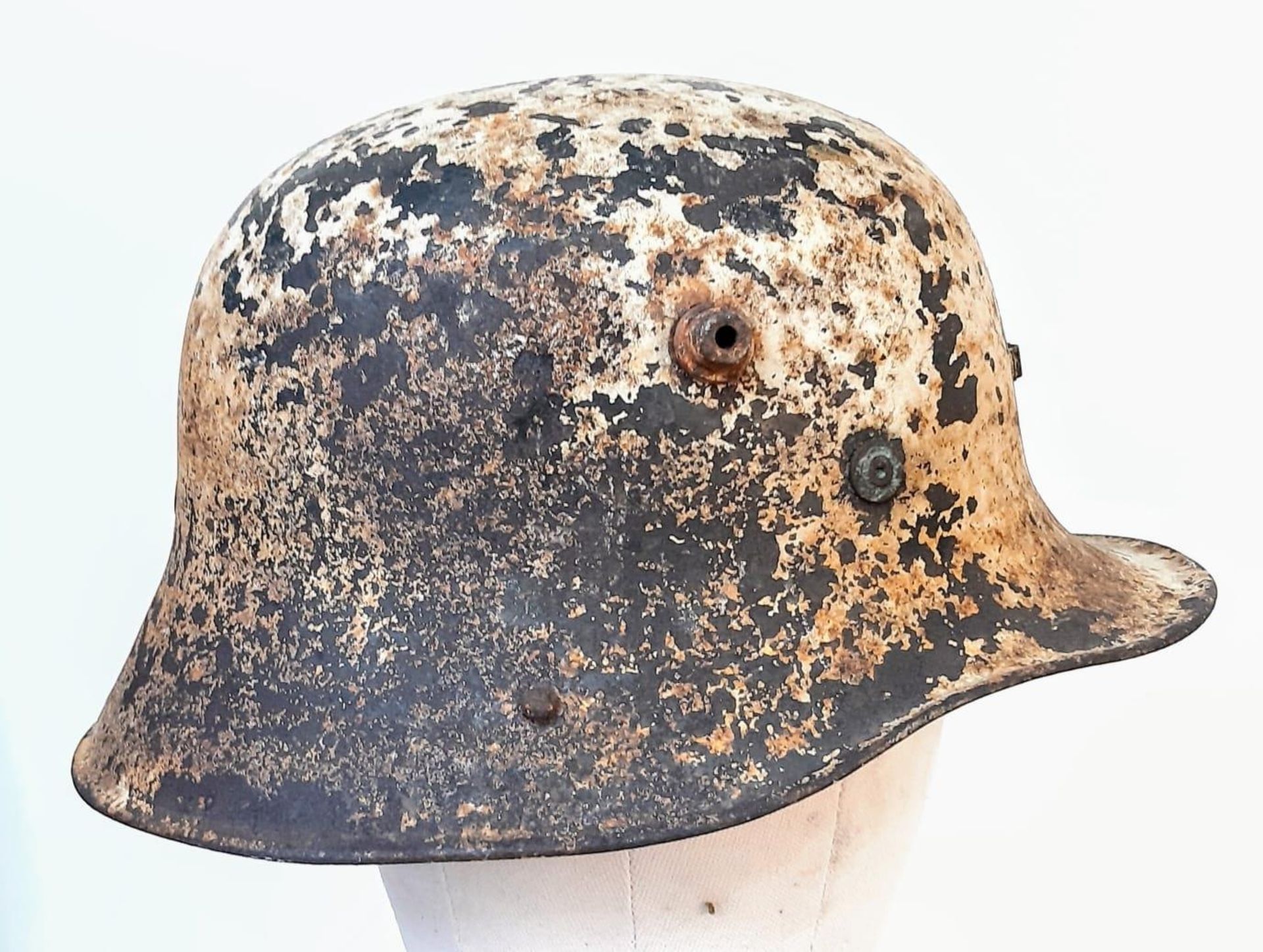 Scarce M27 Irish Army Helmet. These were based on the German M16, made by the Vickers Machine Gun - Bild 3 aus 6